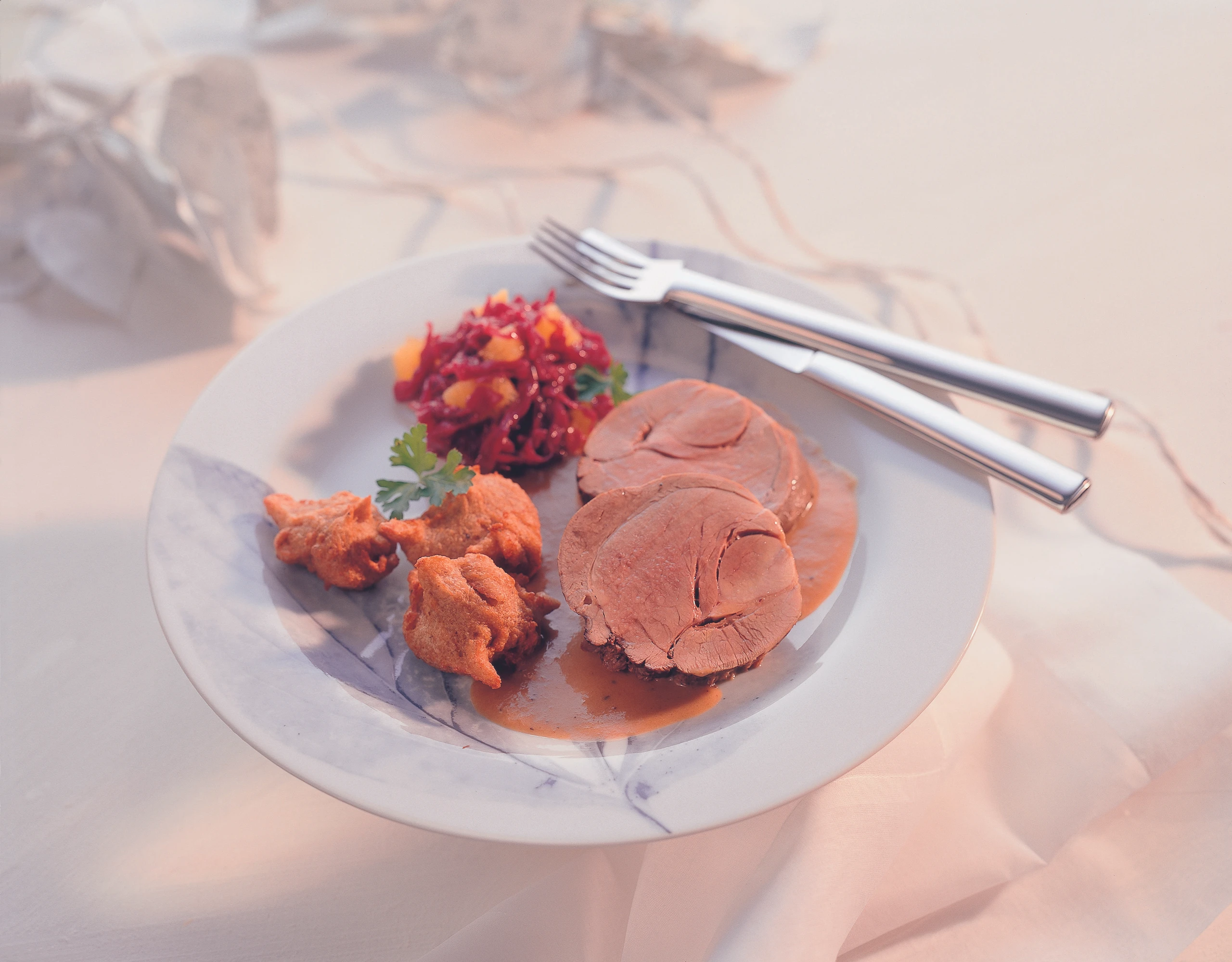 Wildschweinbraten mit Gemüsesauce, Maroninockerln und Rotkraut