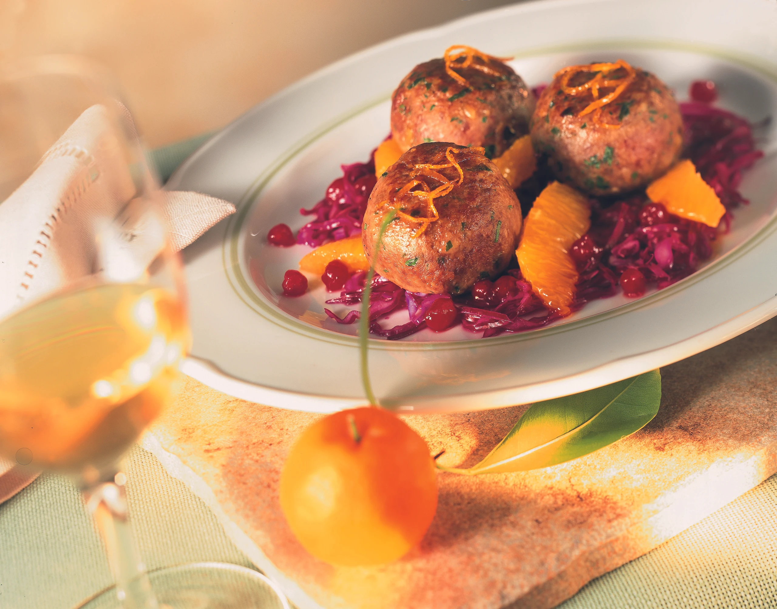 Reh-Polpette mit Orangenragout und Rotkrautsalat