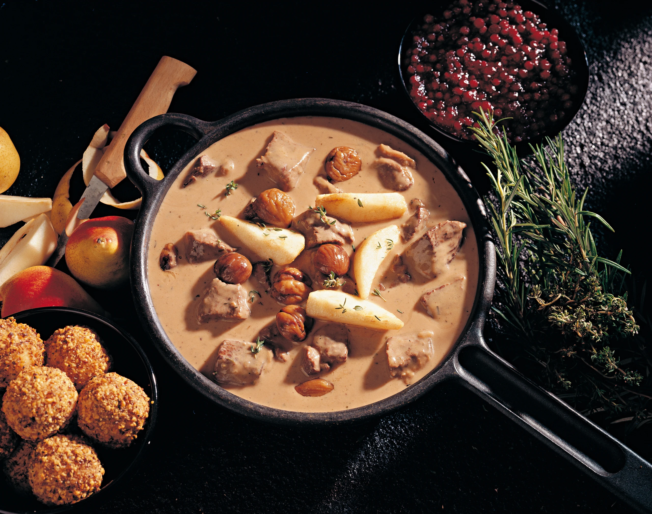 Rehragout mit Nussbällchen