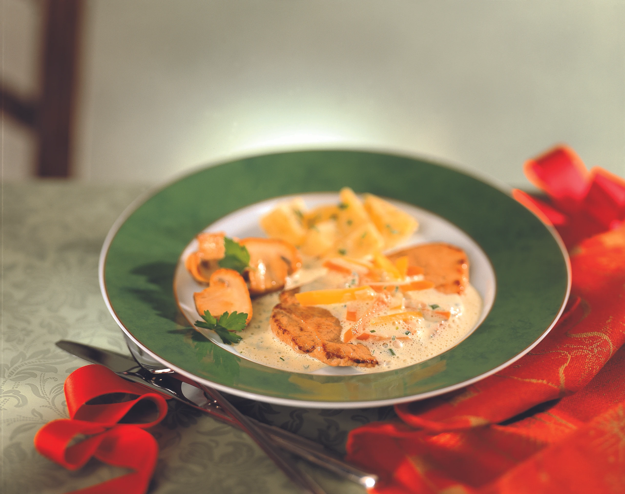 Kalbsschnitzel mit Schnittlauch-Gemüsesauce, gebratenen Champignons und Erdäpfelwürfel