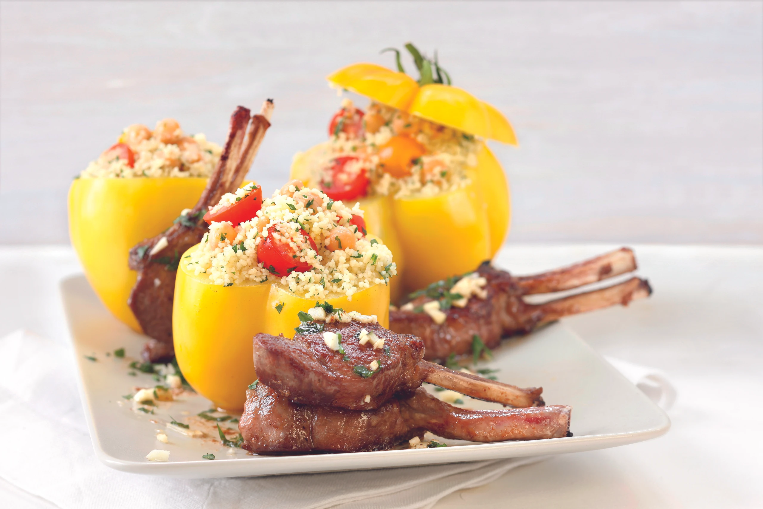 Paradeiser mit Couscousfülle und gebratene Lammkoteletts