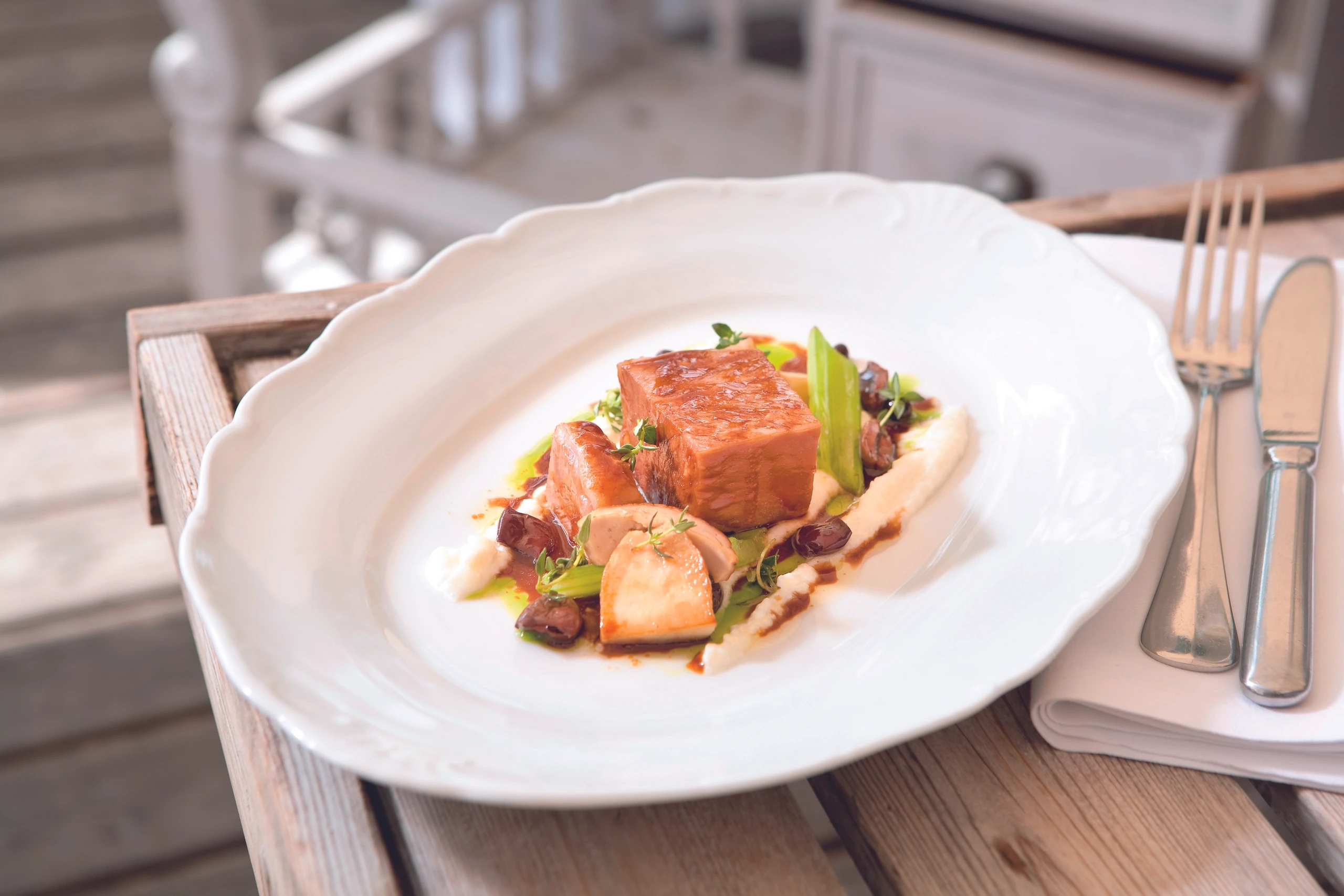 Kalbsschulter-Scherzel mit Steinpilzen und cremiger Polenta