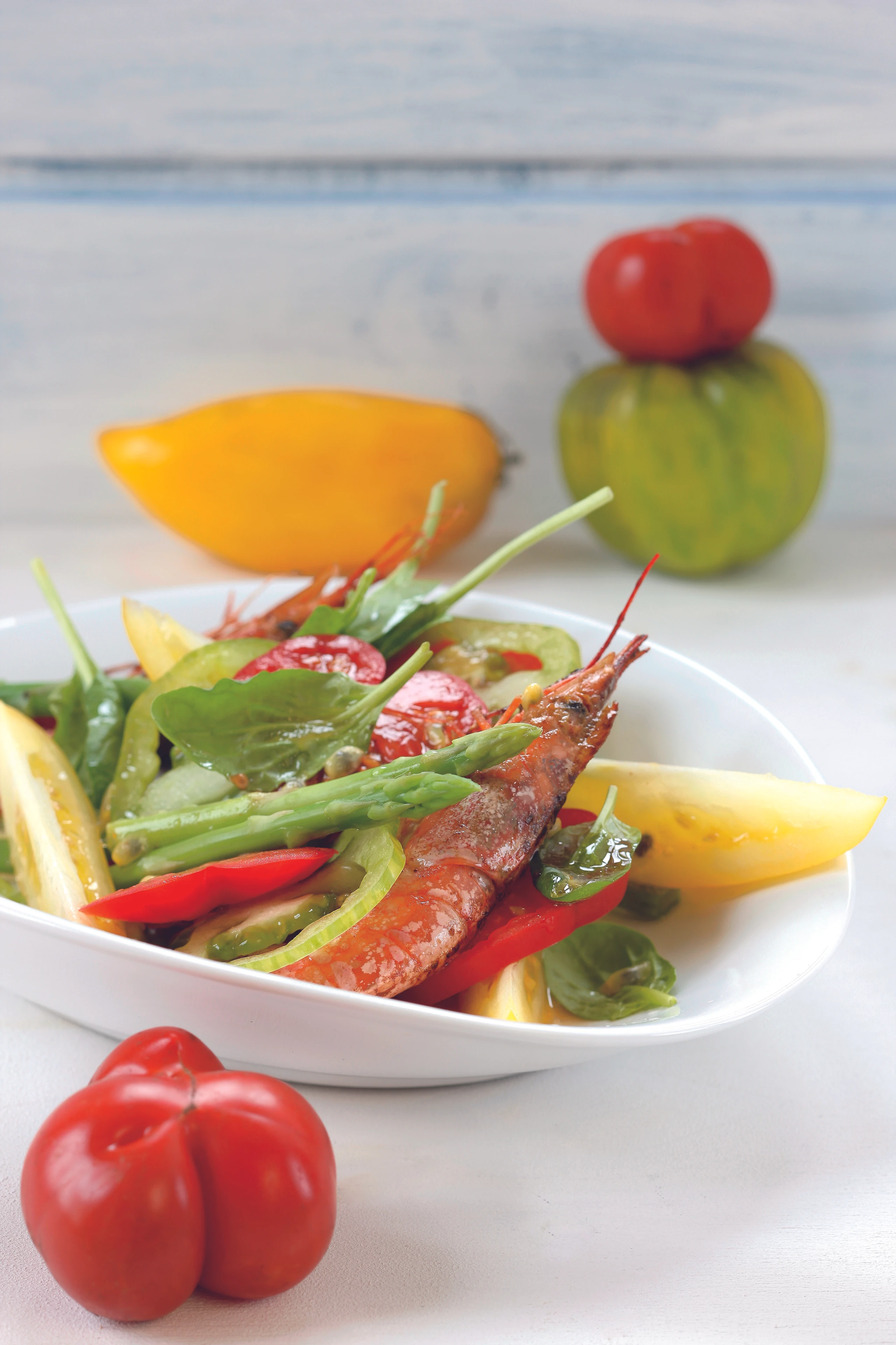 Paradeissalat mit Garnelen und Spargel