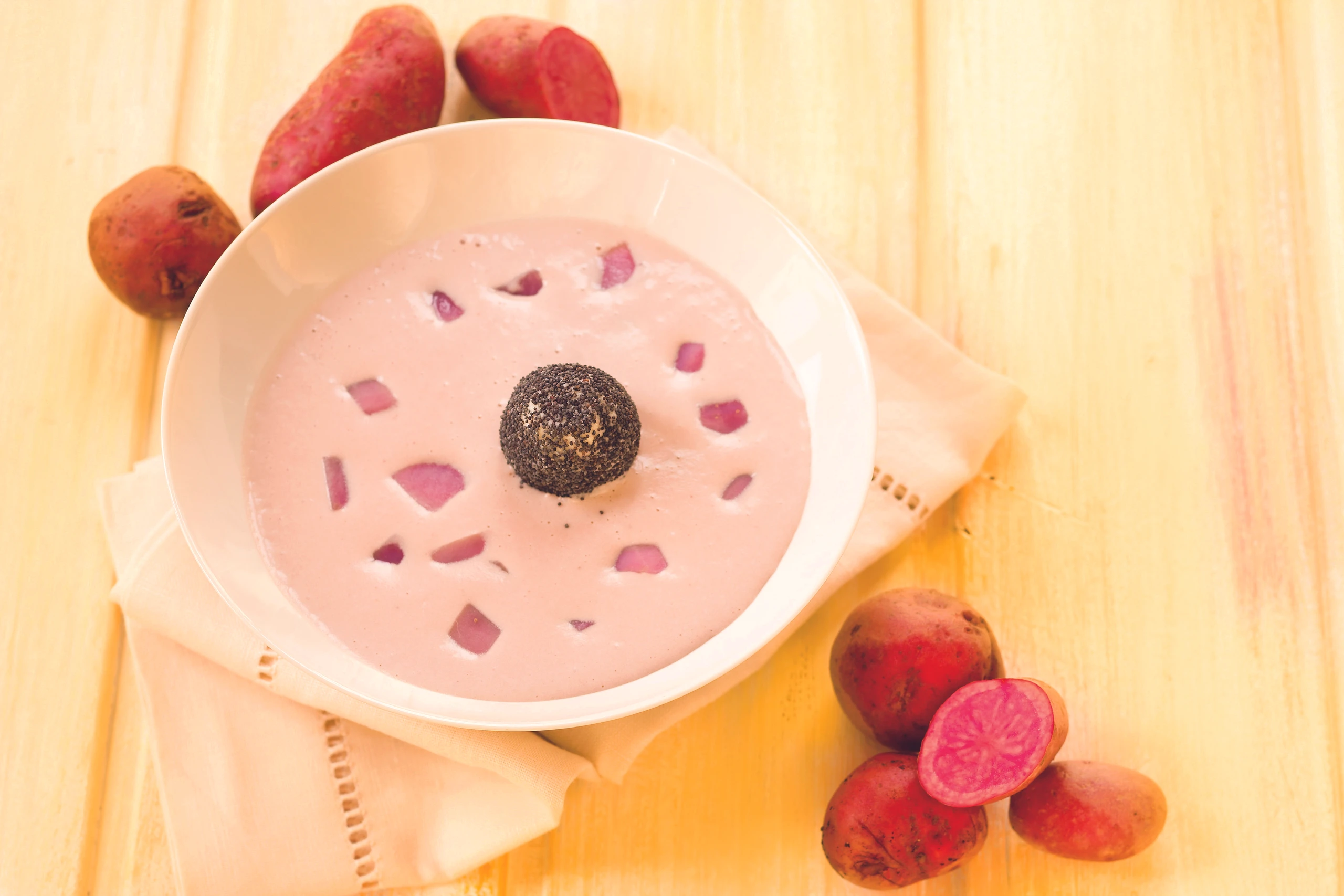 Rosa Erdäpfelsuppe mit Käse-Mohnpralinen