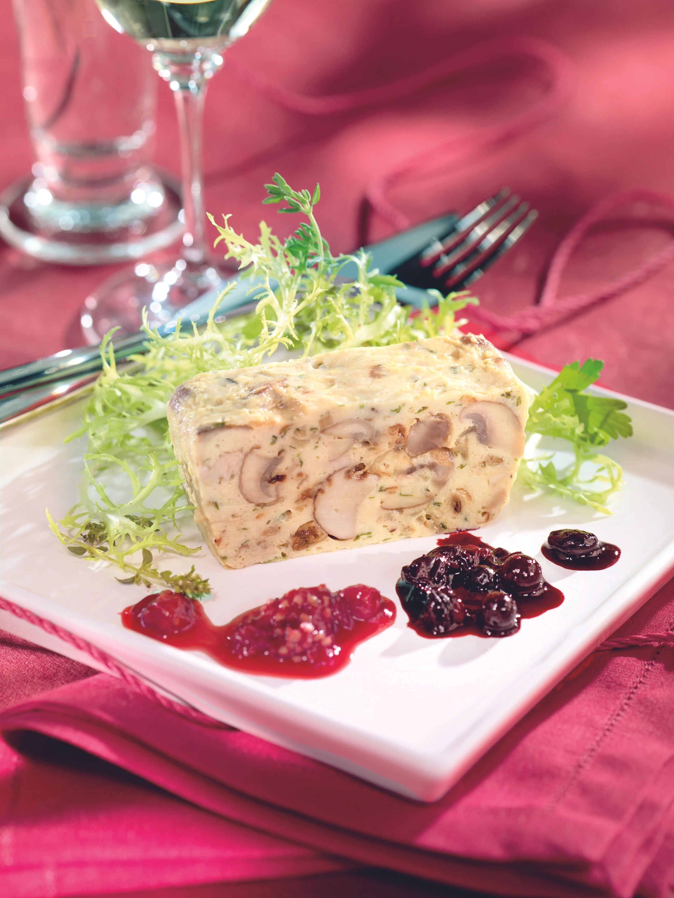 Steinpilz-Terrine mit Waldbeeren