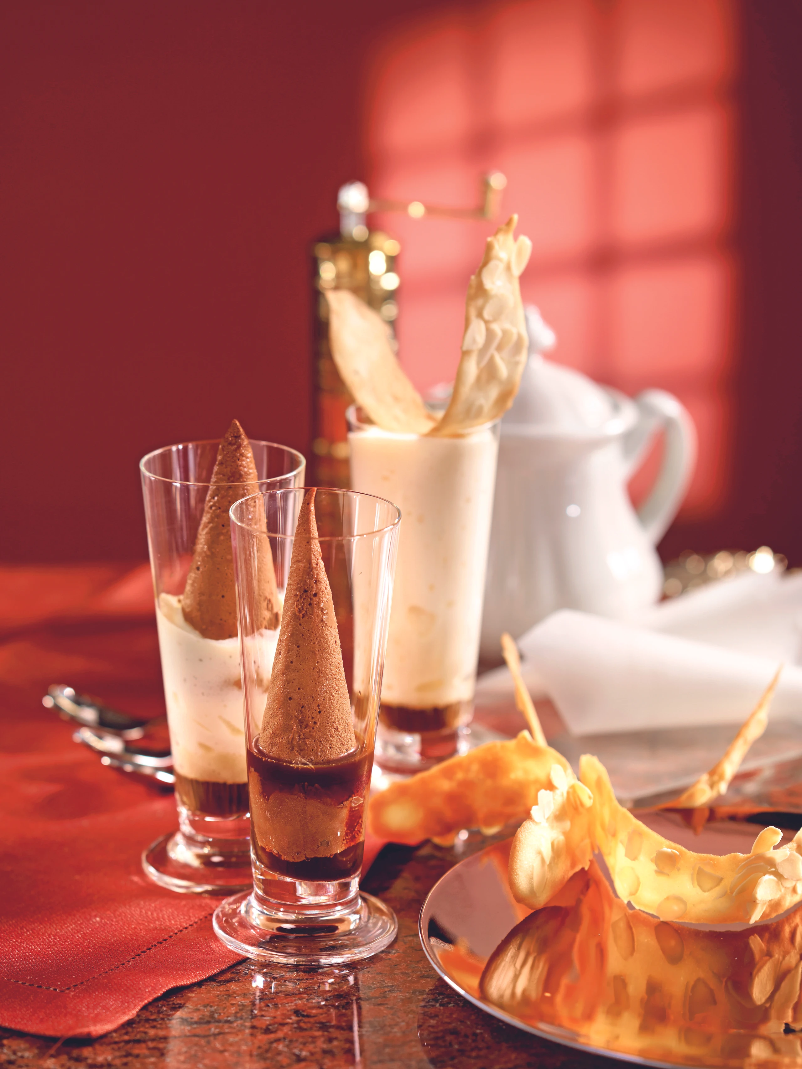 Verkehrter Eiskaffee mit Mandelbögen