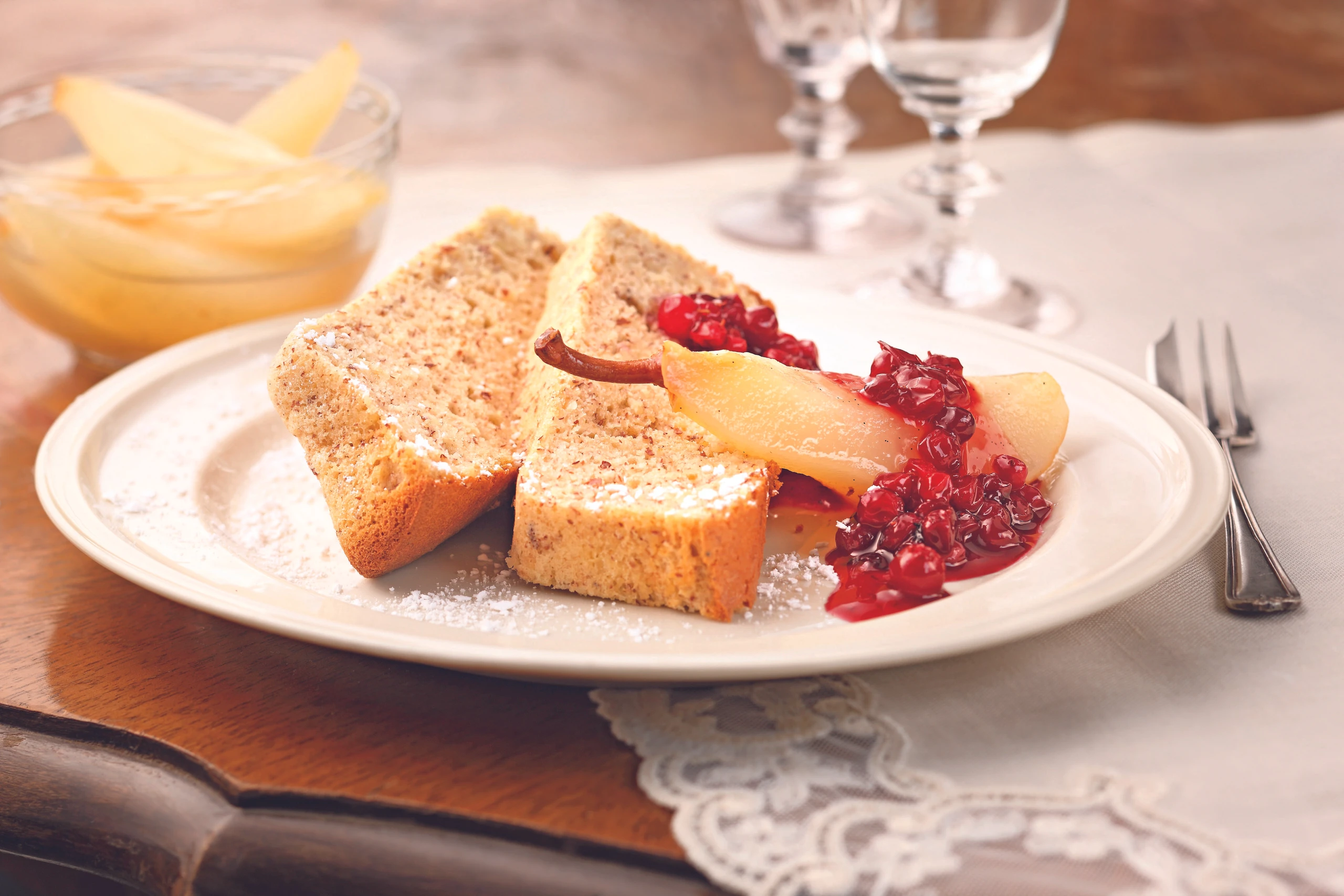 Nussauflauf mit Preiselbeeren und Birnenkompott