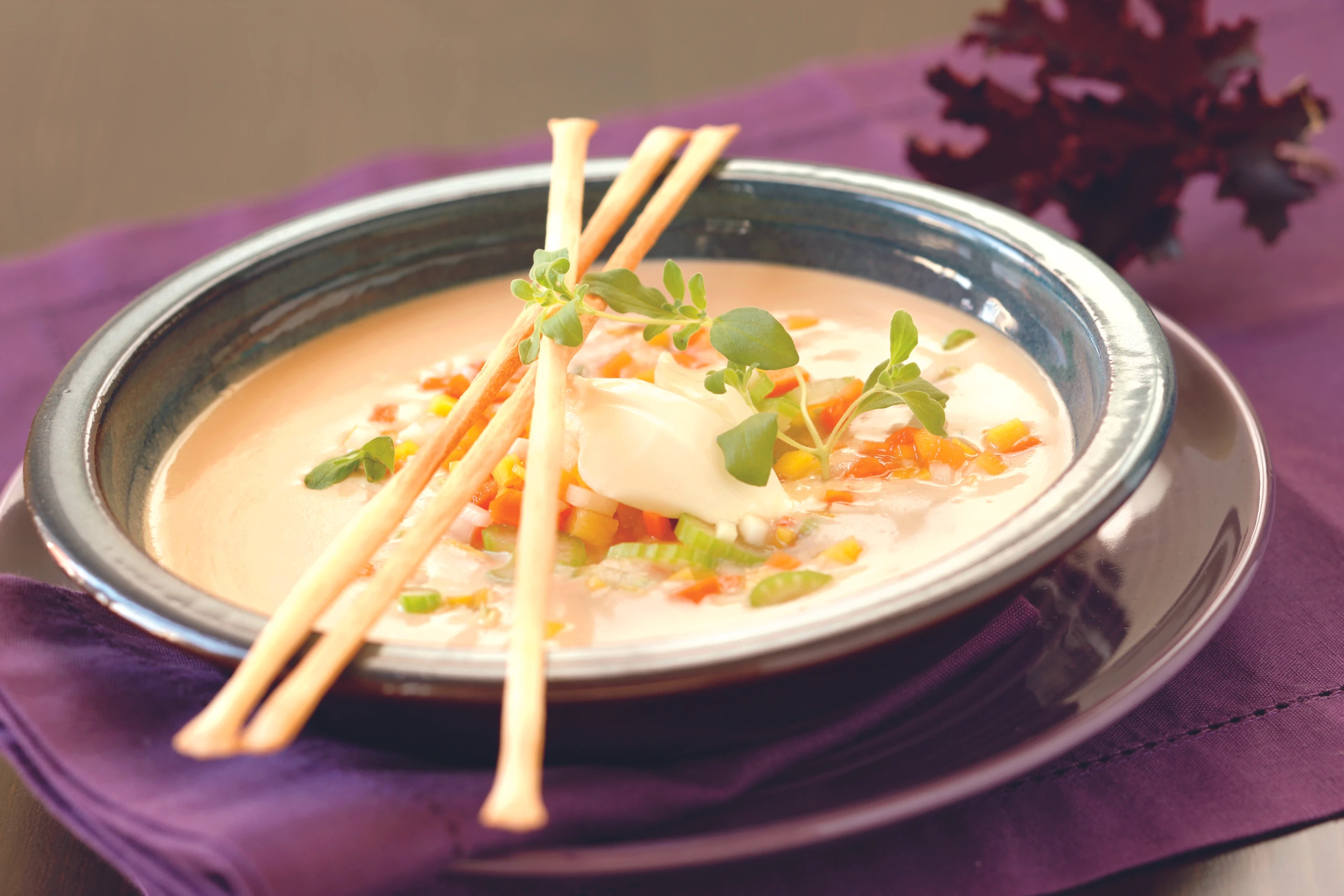 Ganslsuppe mit Wurzelgemüse und Majoran
