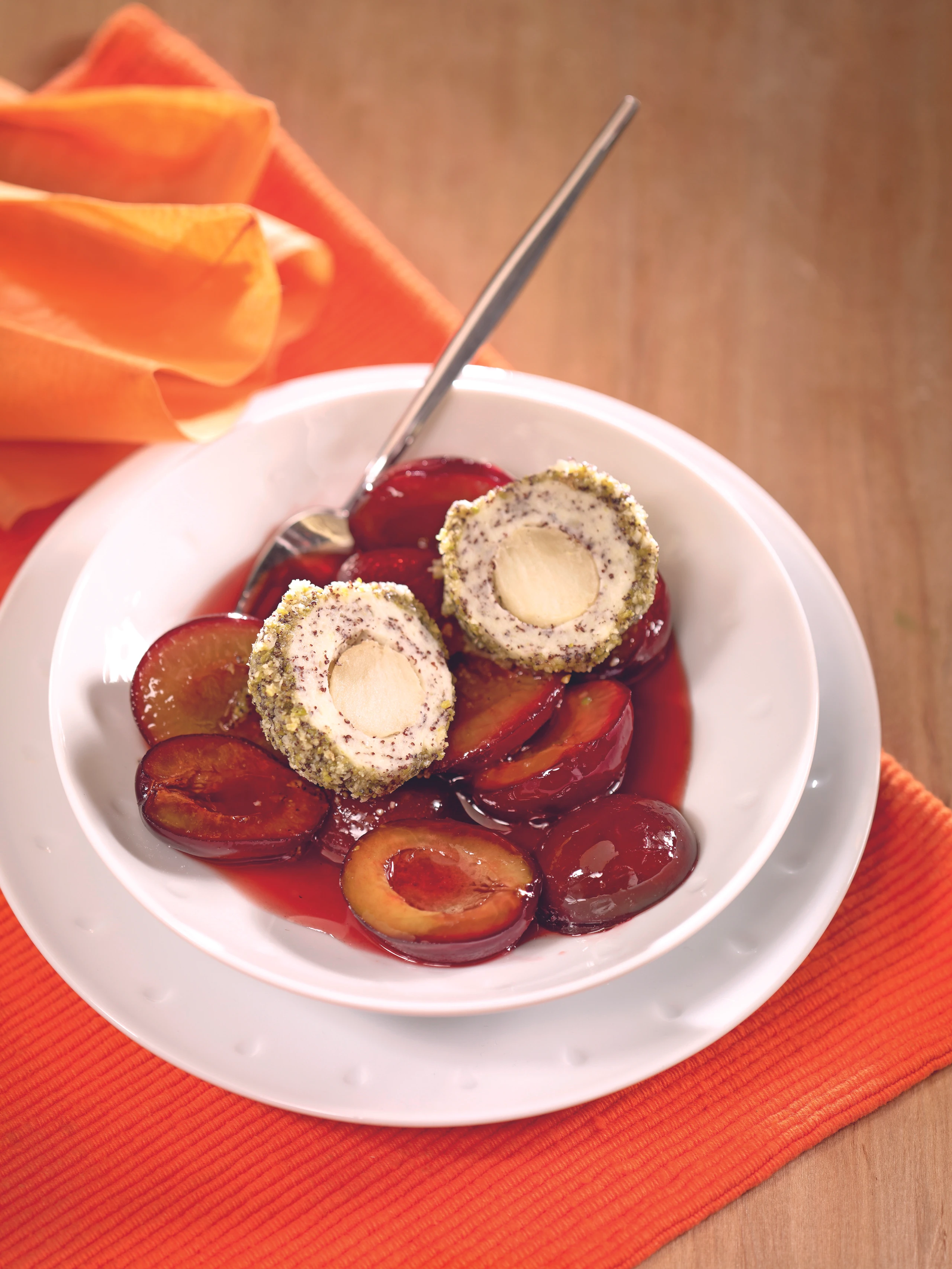 Mohn-Topfenknödel mit Apfelfülle