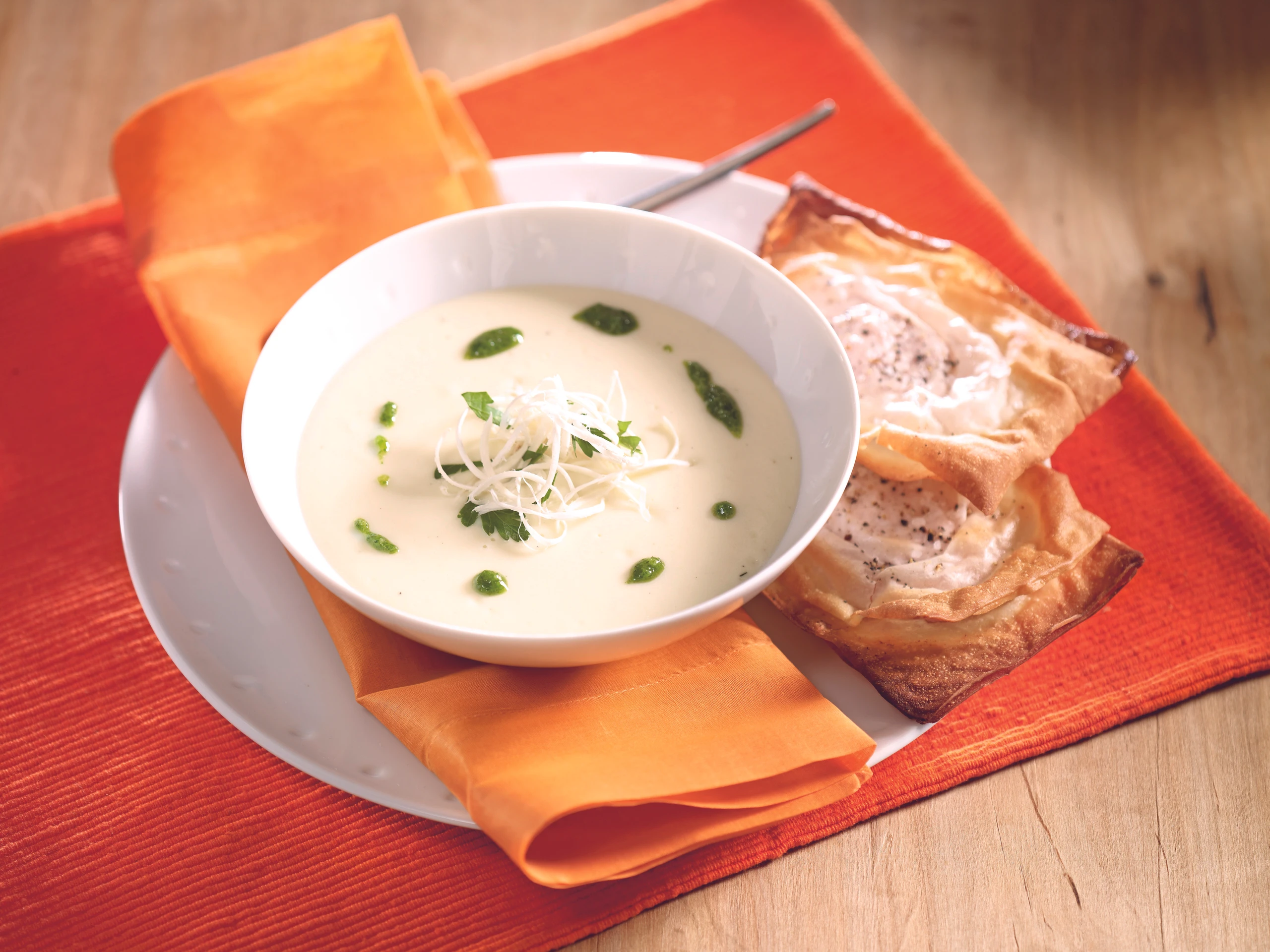 Krensuppe mit Schinkentascherln