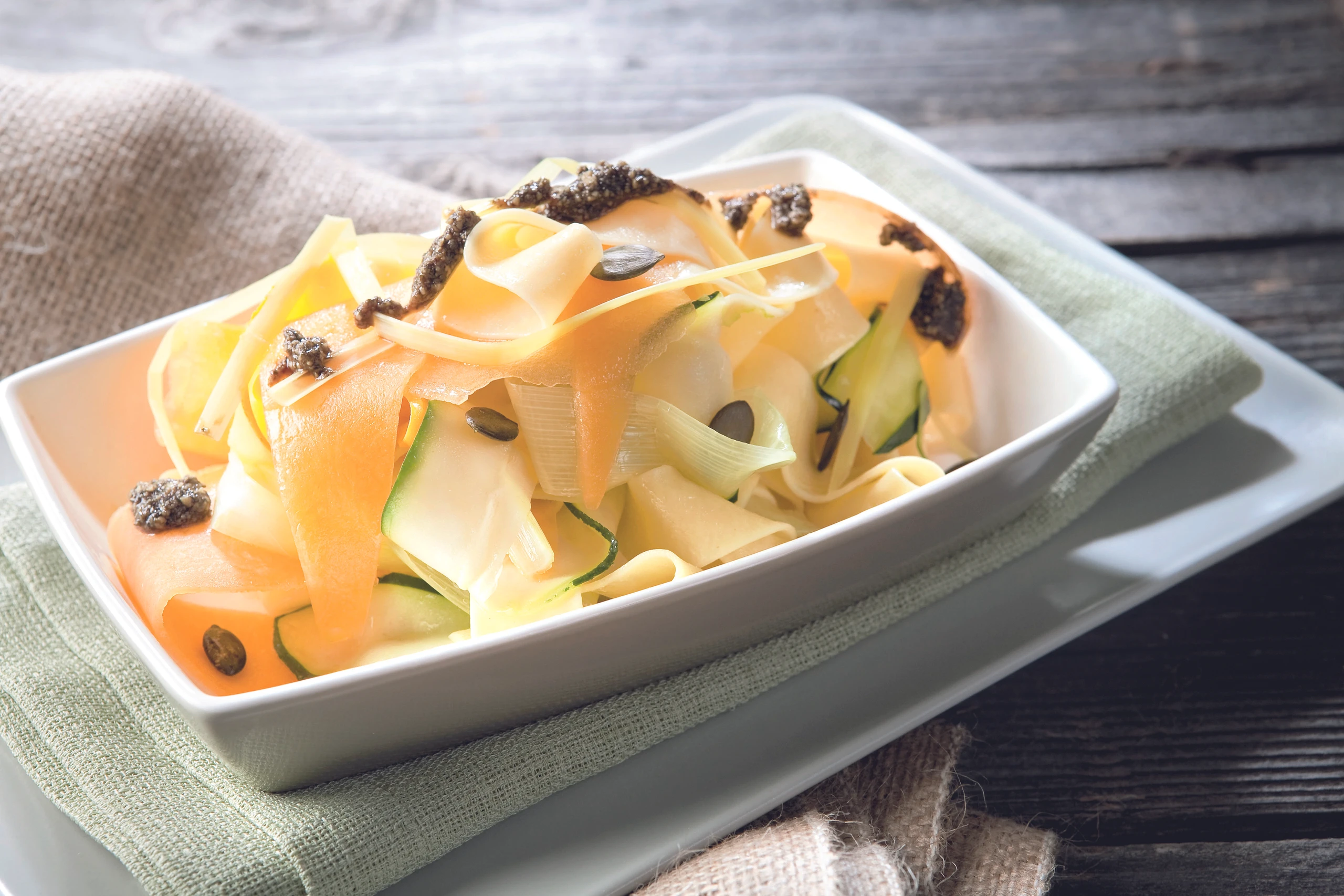 Kürbisnudeln mit Zucchini, Lauch und Kürbiskernpesto