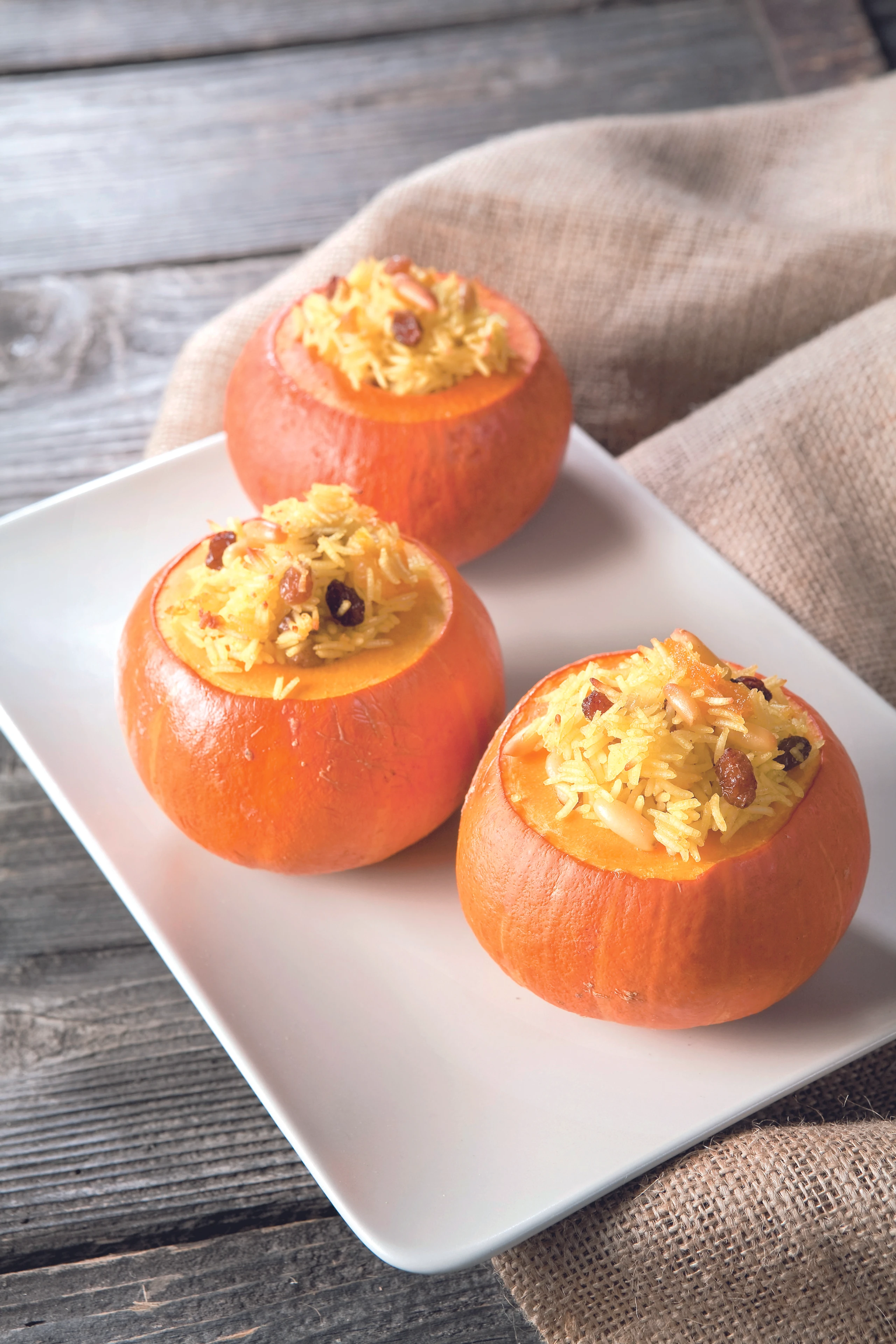 Mit indischem Reis gefüllte Kürbisse