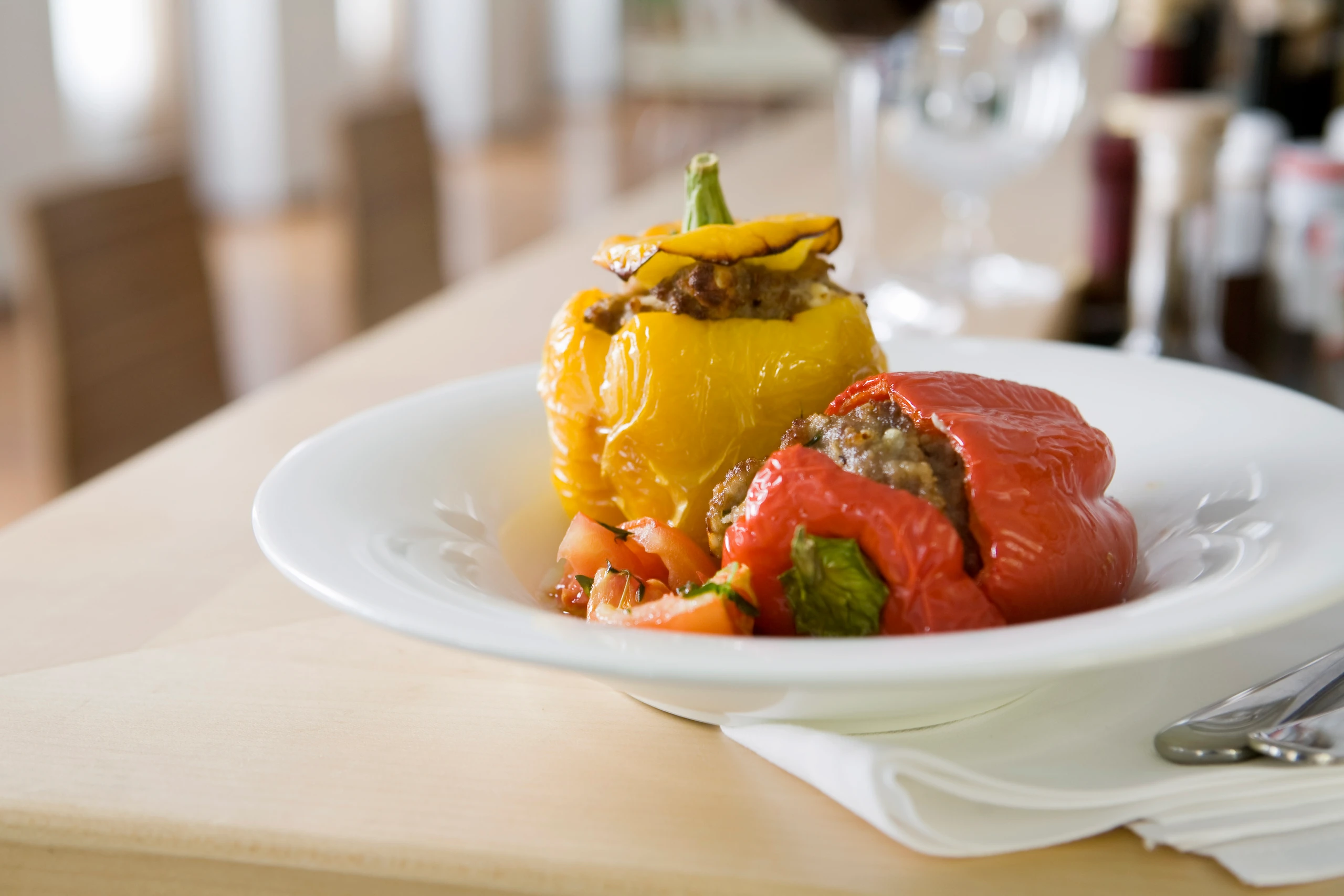 Gefüllte Paprika mit Lammfleisch und Schafkäse