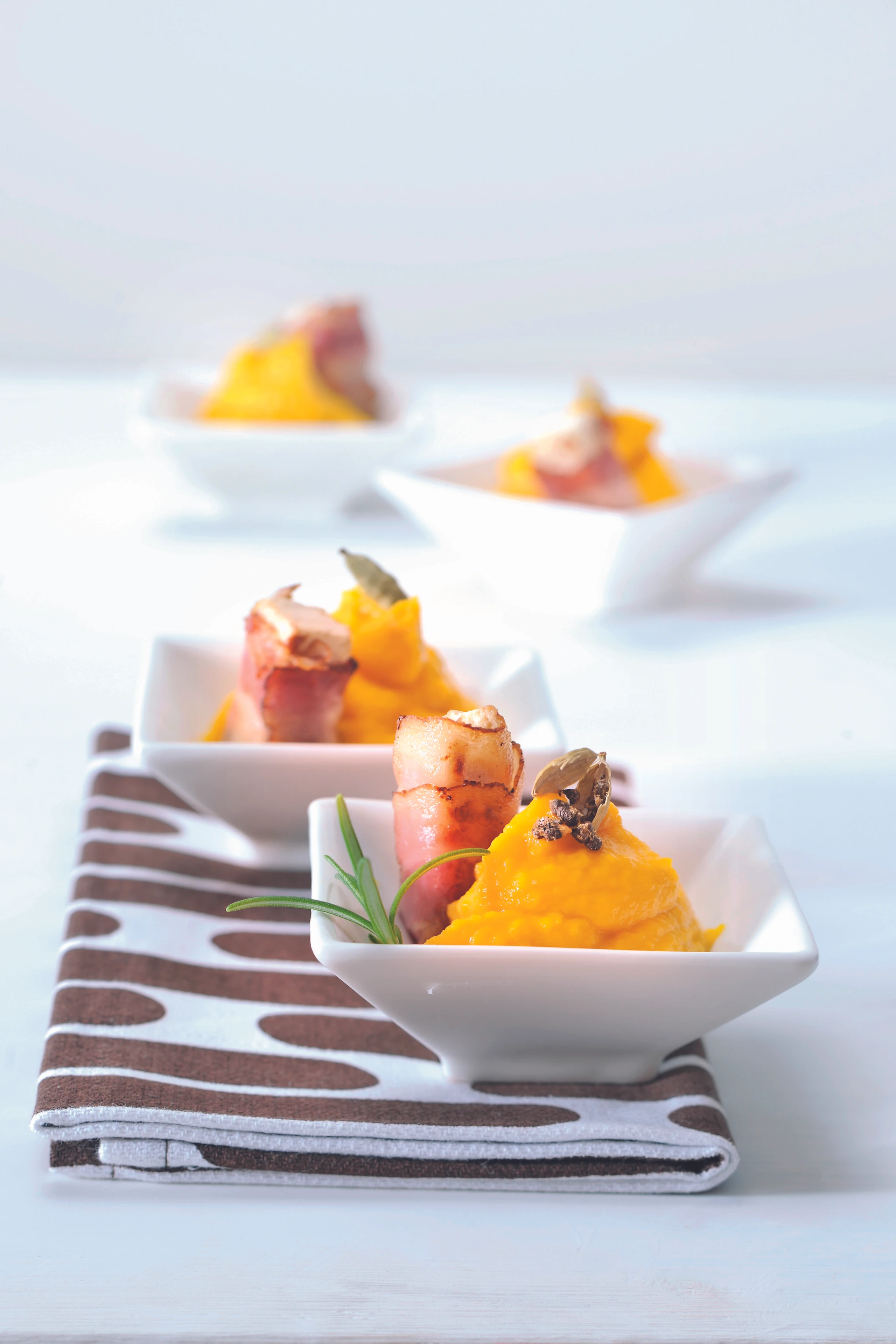 Karottenpüree mit Kardamom und Specktofu