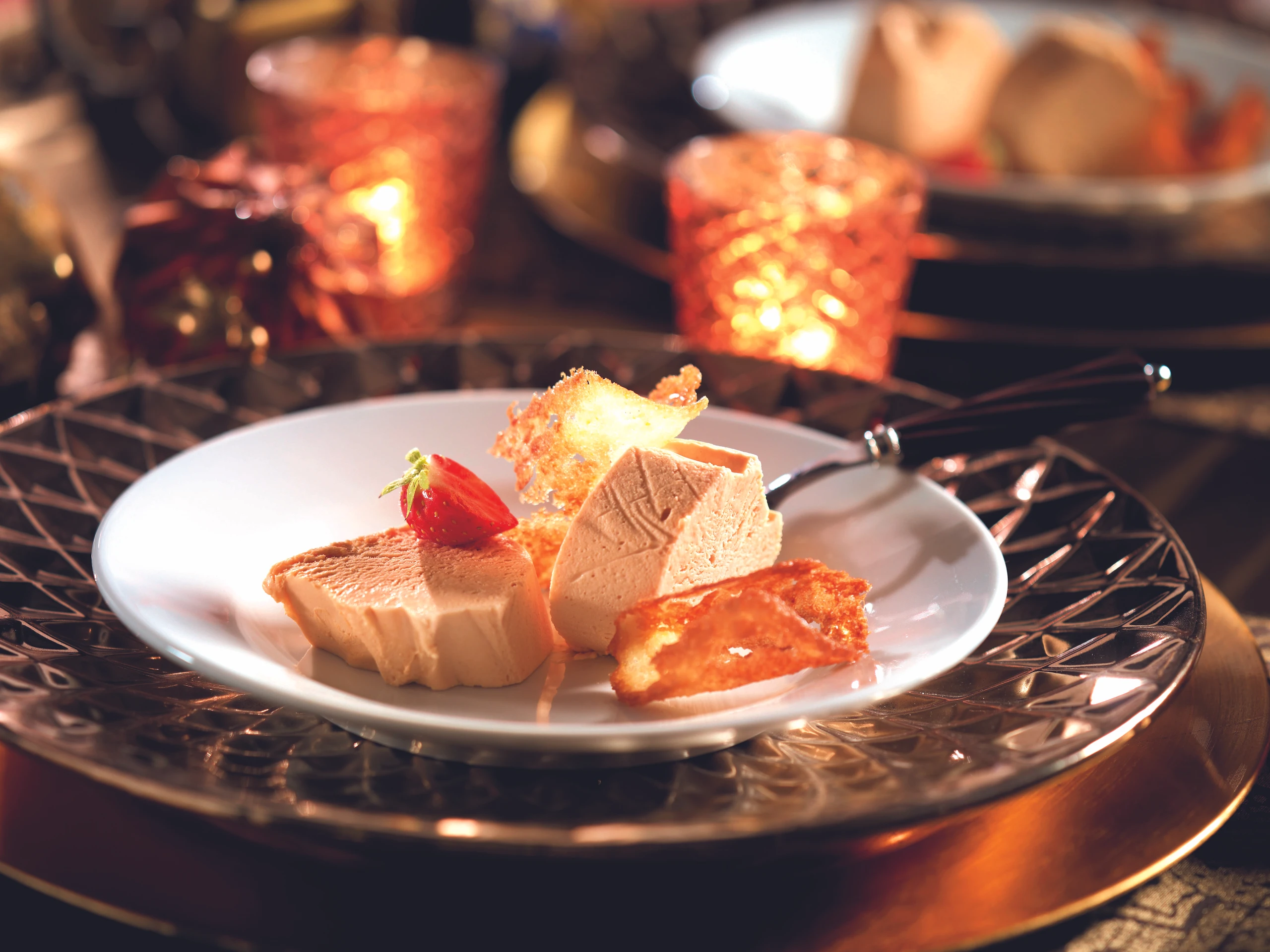 Hagebuttenparfait mit Kokos-Hippen