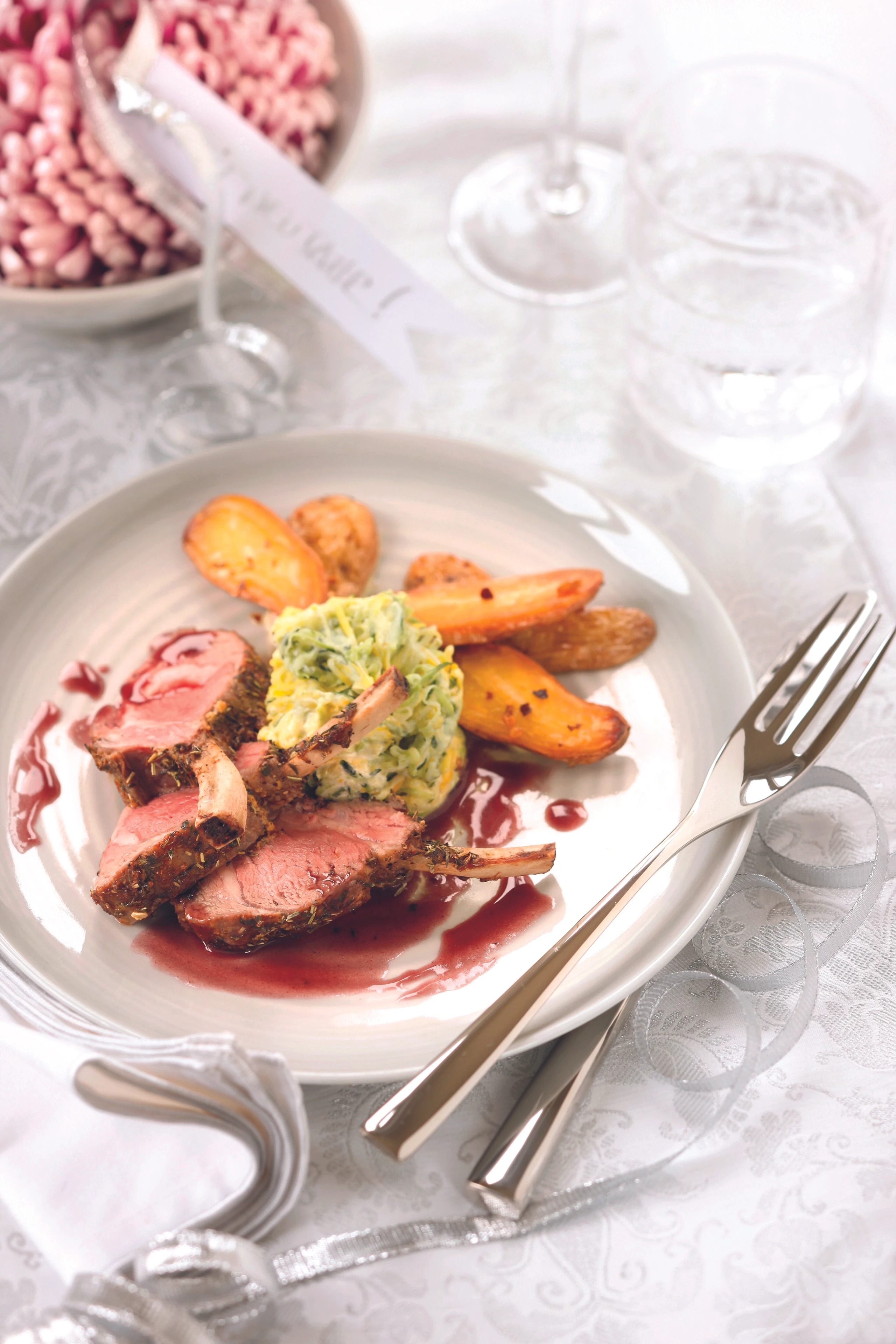 Lammrücken mit Zucchini und Wedges