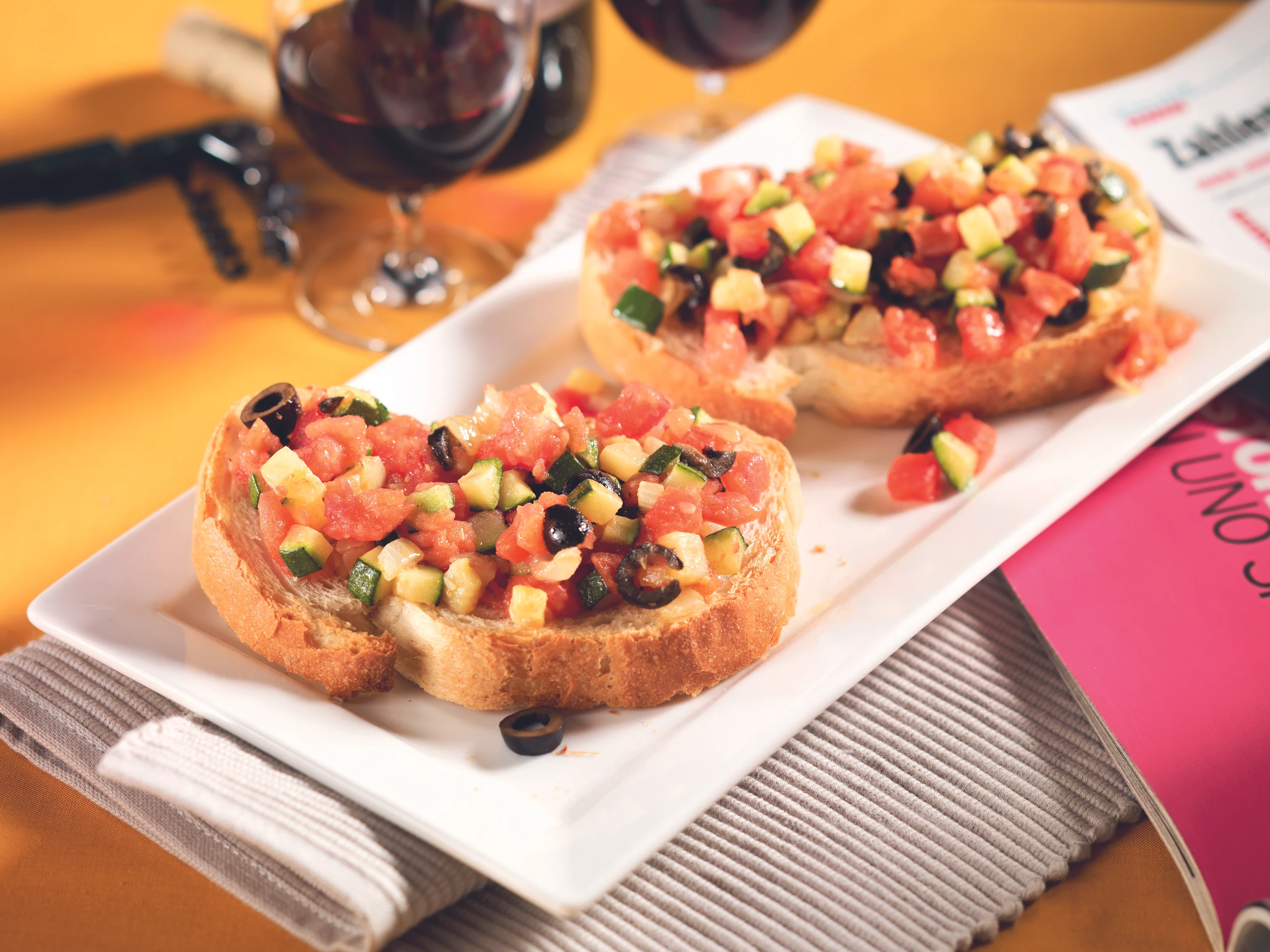 Bruschetta mit Zucchini, Paradeisern und Oliven