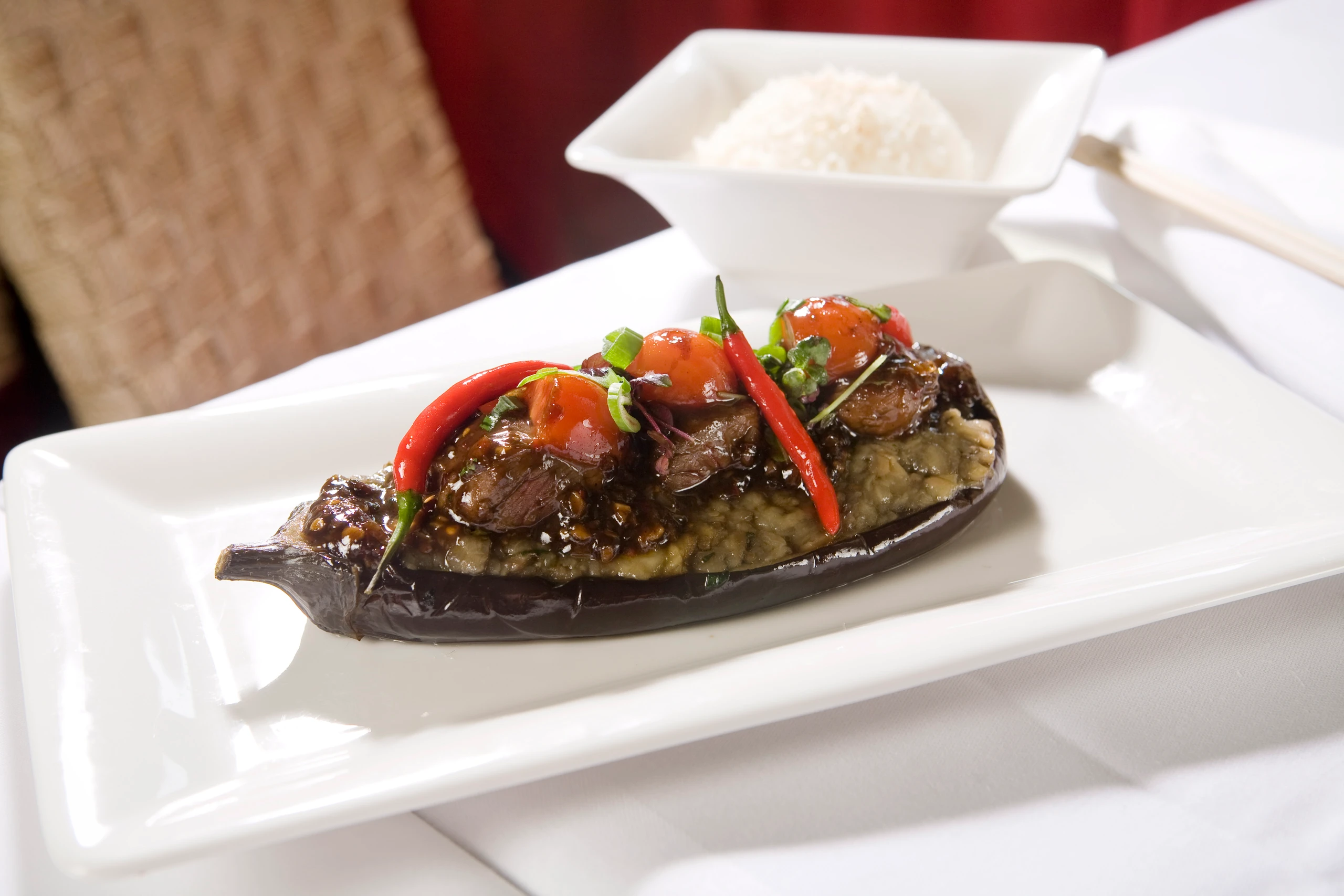 Chili-Honig-Rindfleisch in der Melanzani