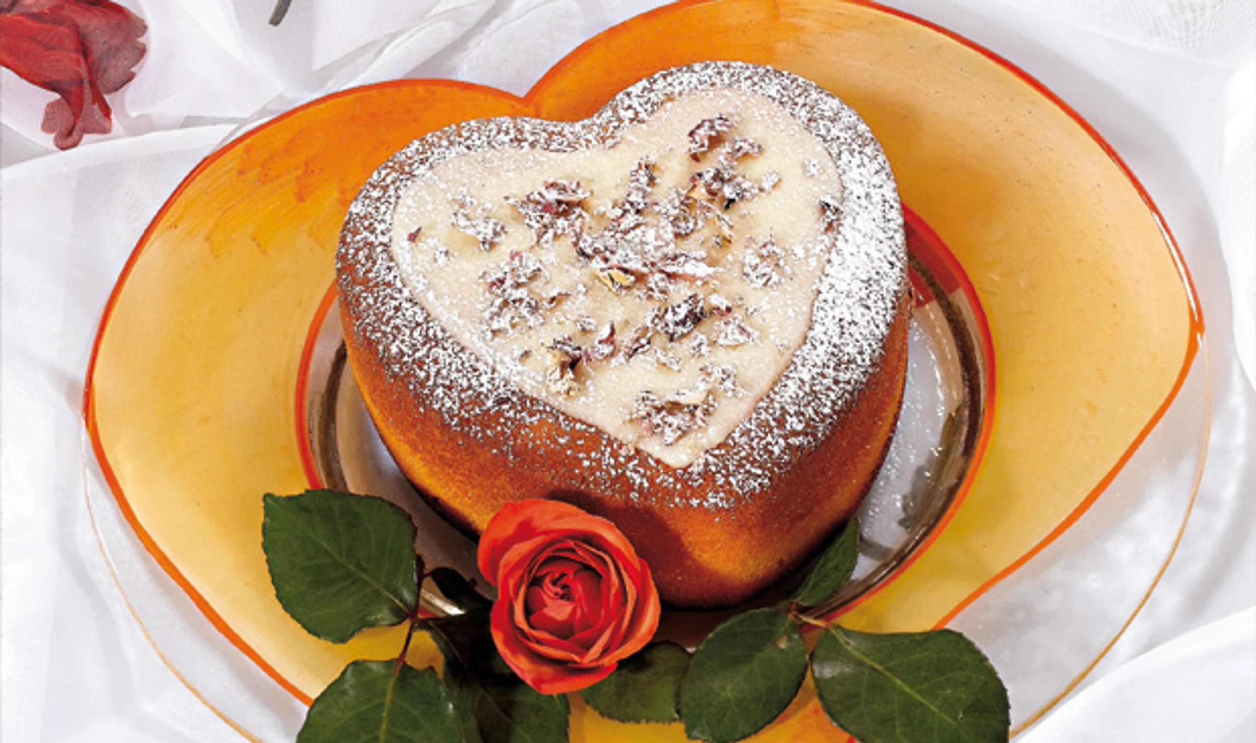 Herziger Becherkuchen mit Rosenblütenglasur