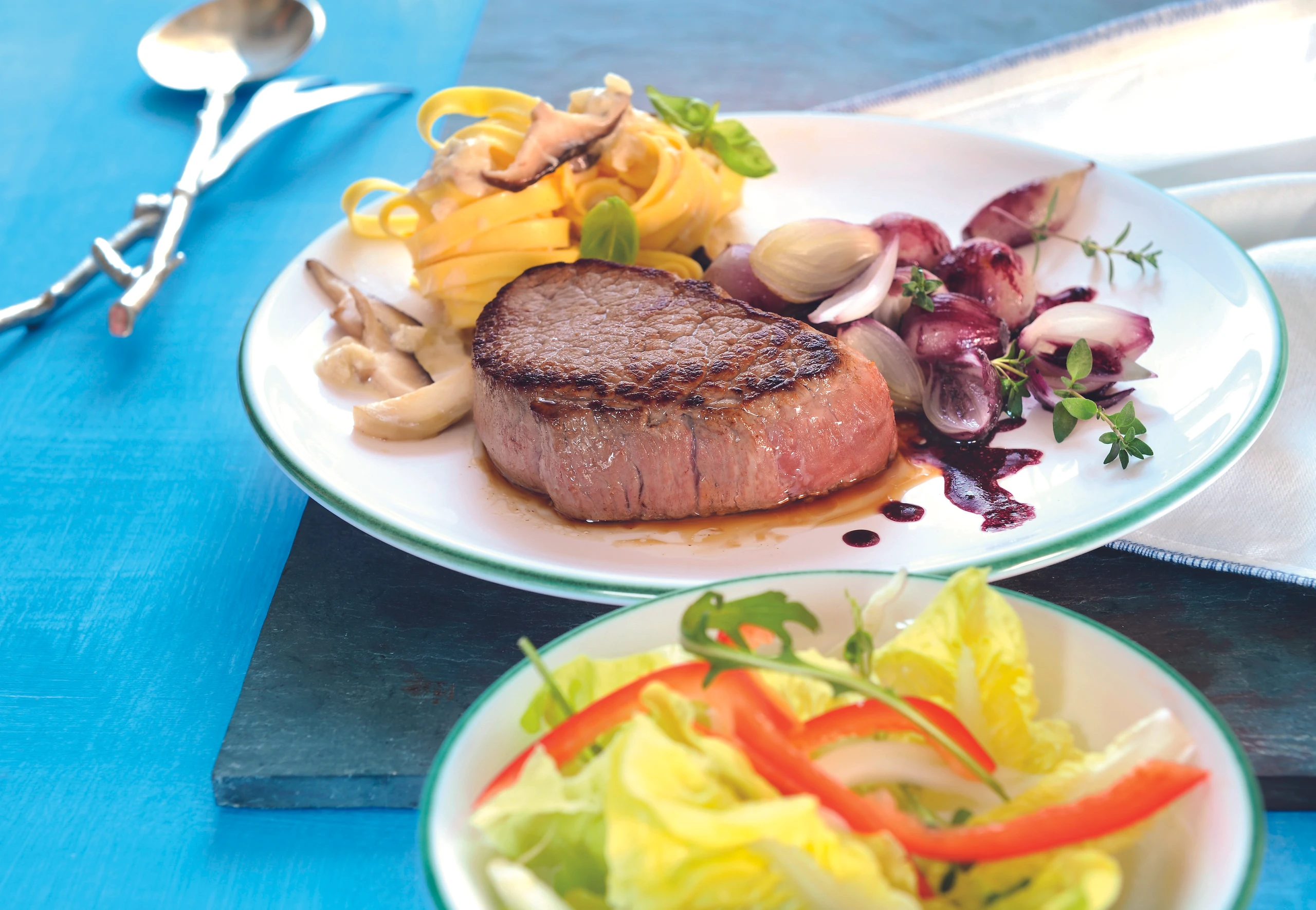 Steak mit Rotwein-Schalotten und Pilz-Tagliatelle