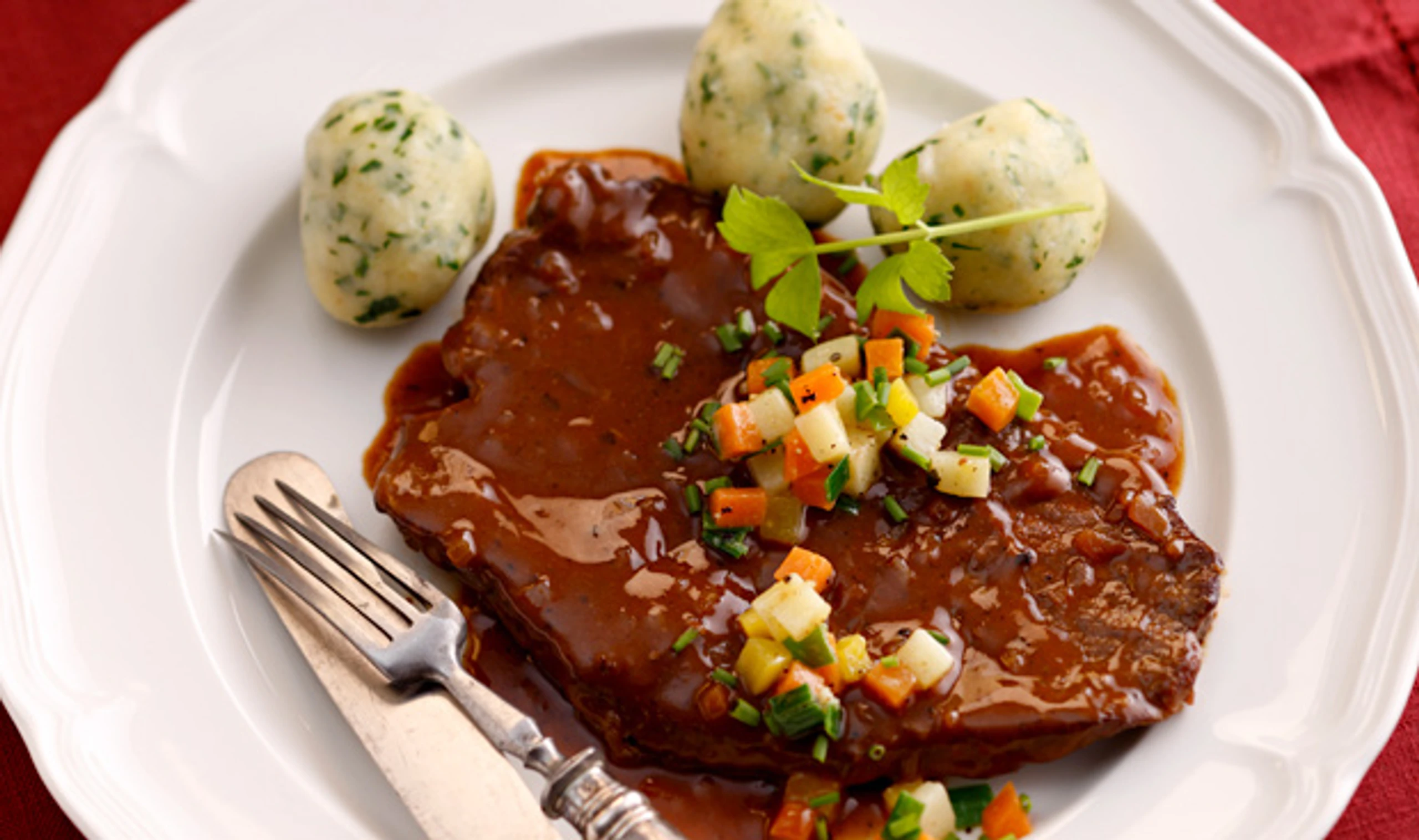 Geschmortes Rindsschnitzel mit Kräuter-Grießknöderln