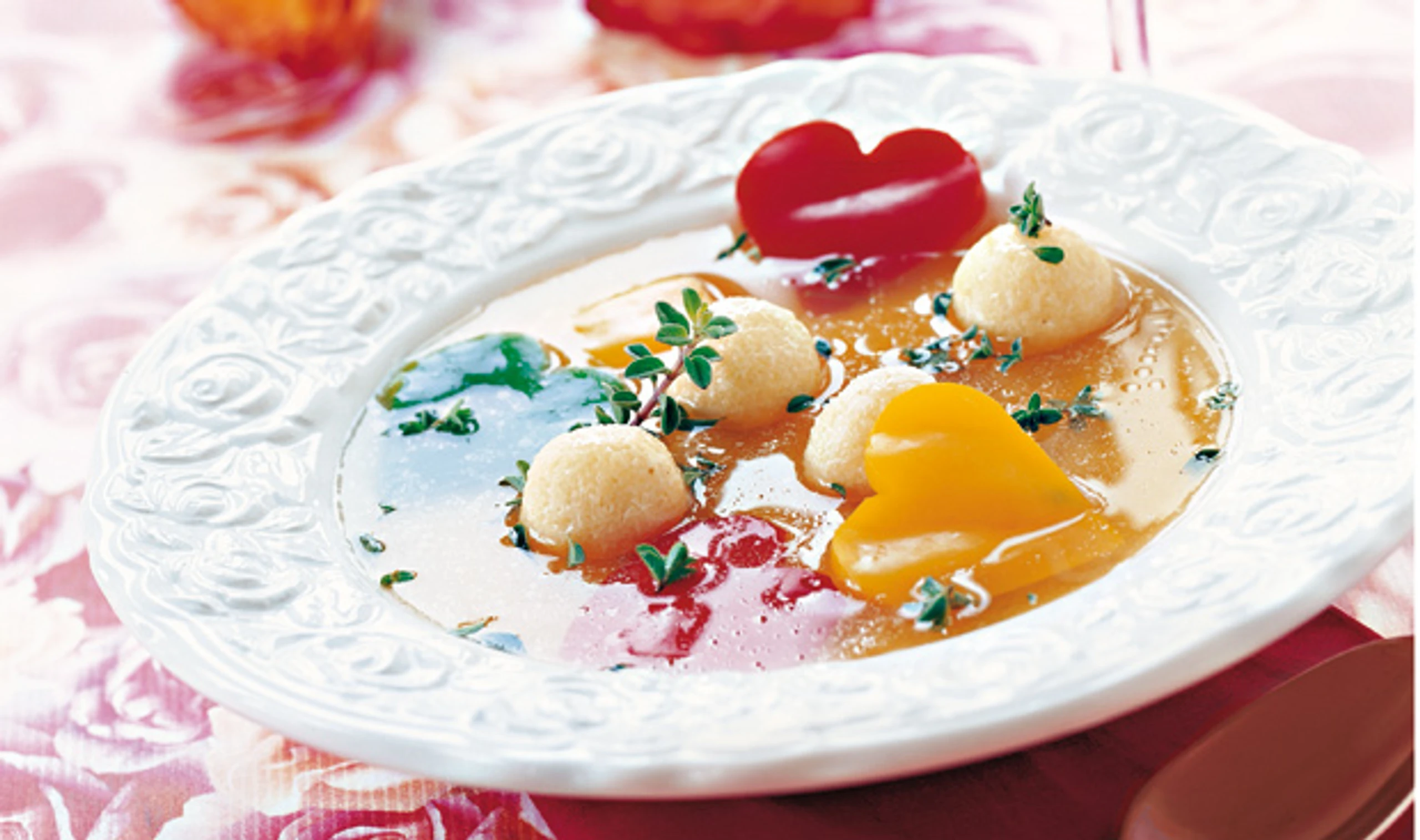 Gemüsesuppe mit Paprikaherzen