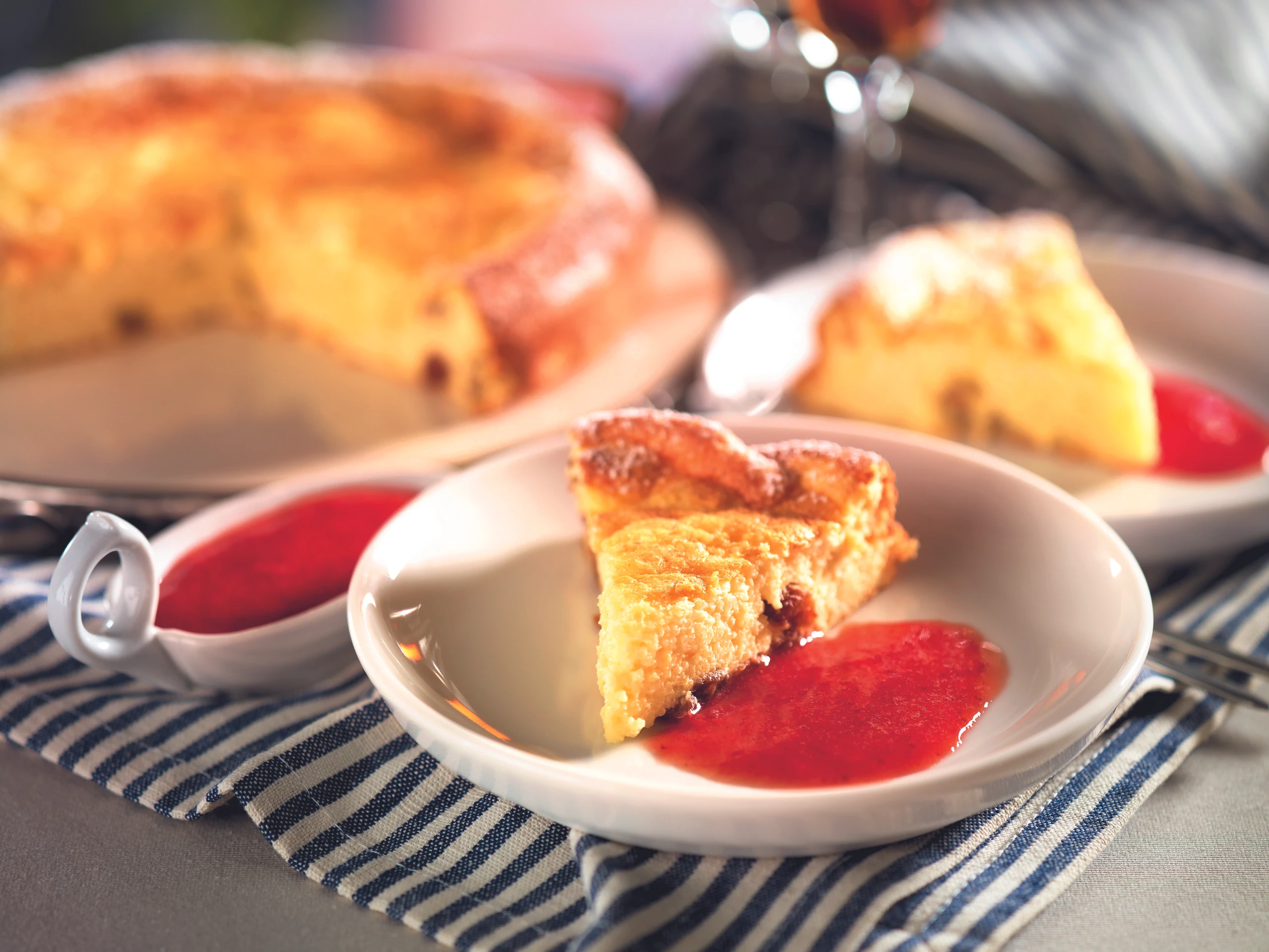 Zitronen-Grieß-Tarte mit Erdbeersauce