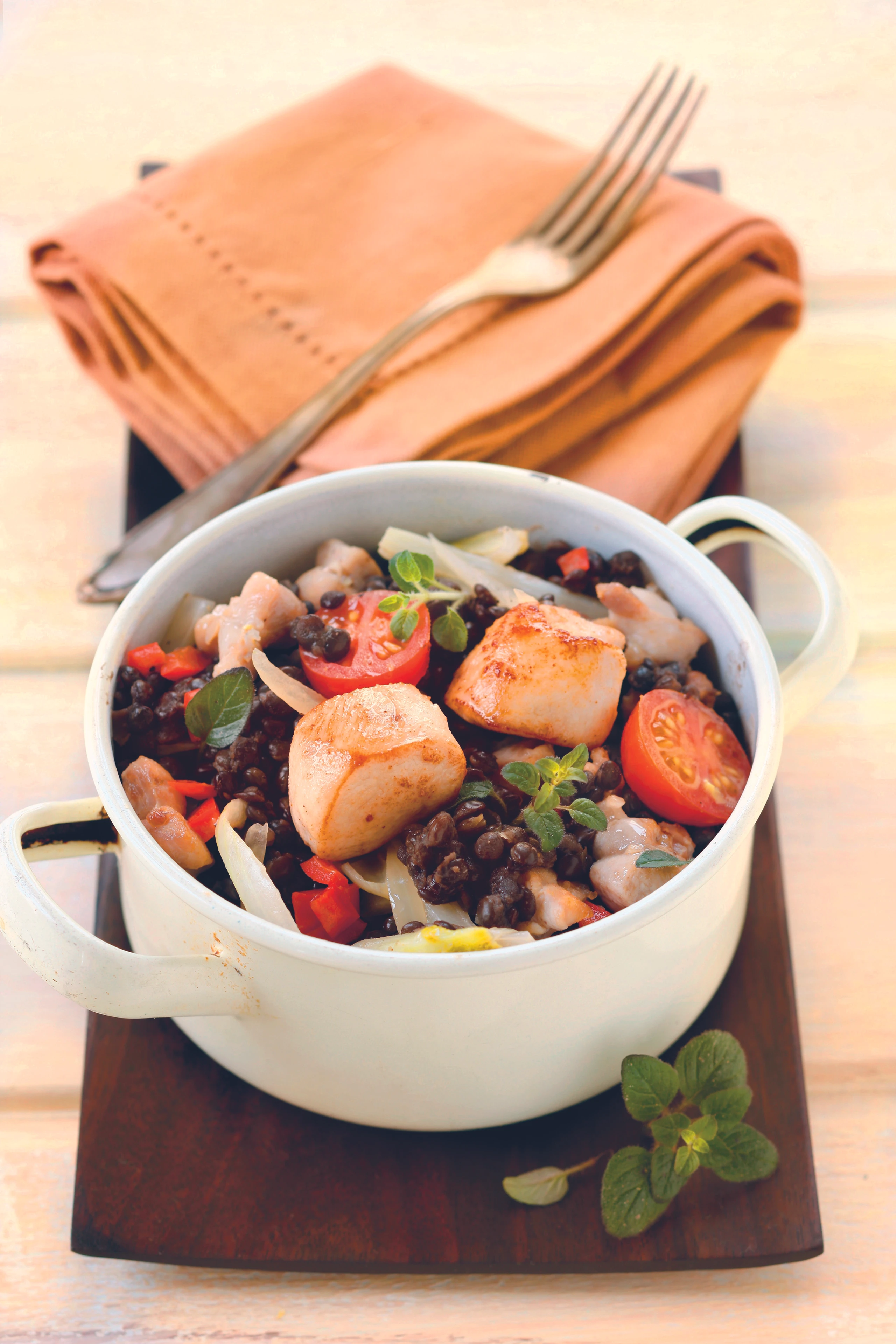 Eintopf von schwarzen Linsen und Kaninchen