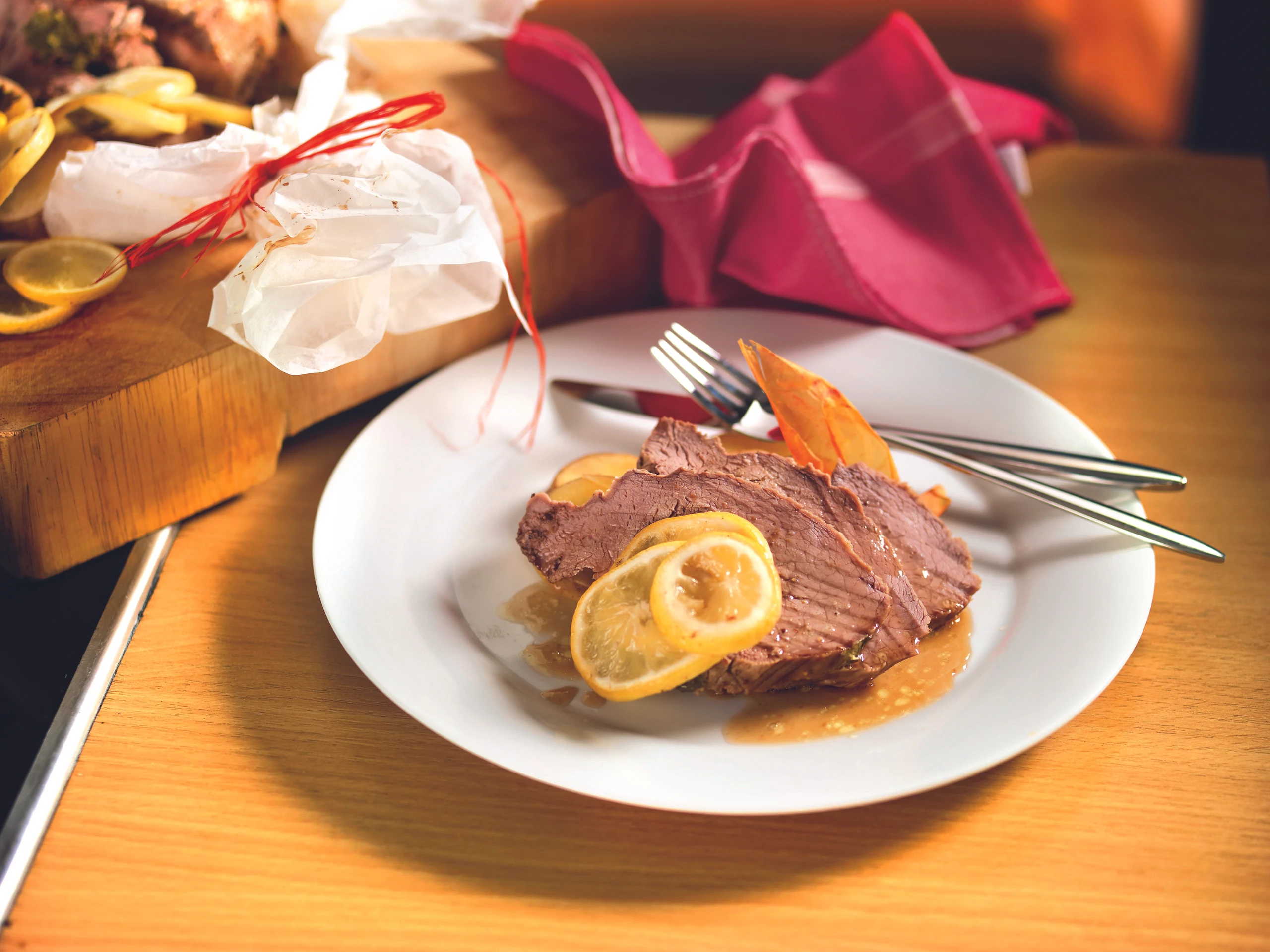 Geimpfter Zitronenkalbsbraten im Papier geschmort