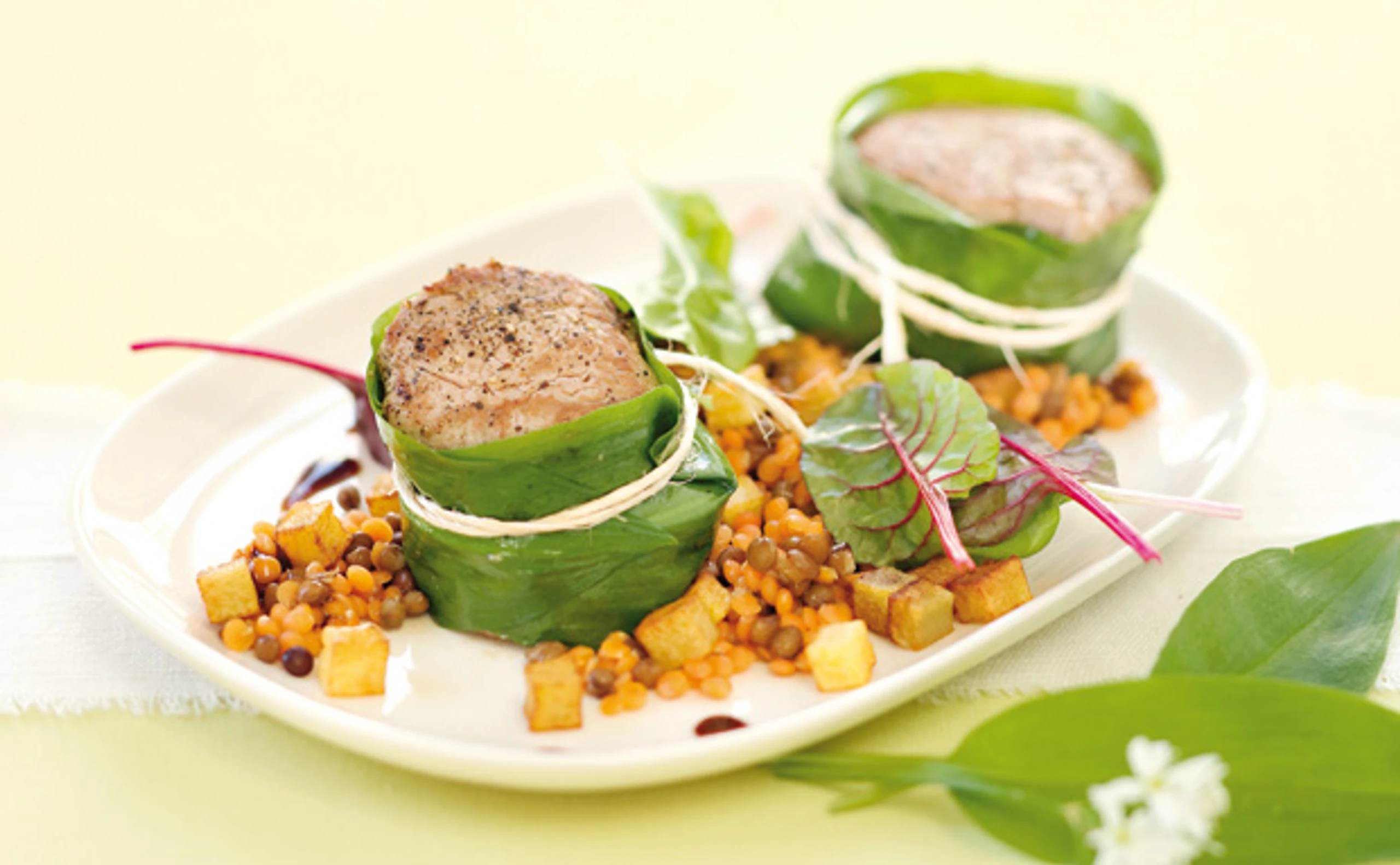 Kalbsmedaillons im Bärlauchmantel mit Linsen