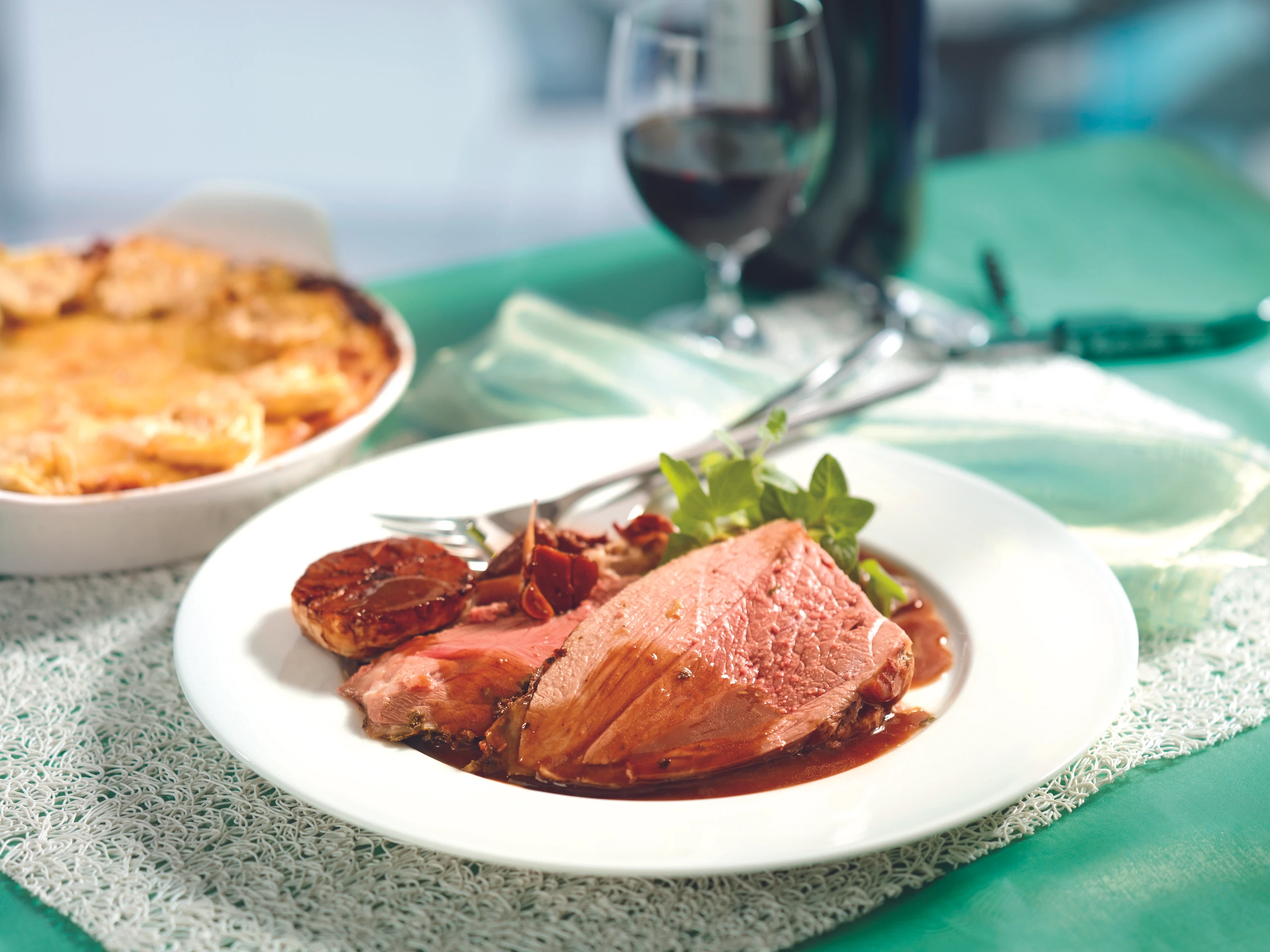 Lammkeule mit Kräuterkruste und Erdäpfelgratin