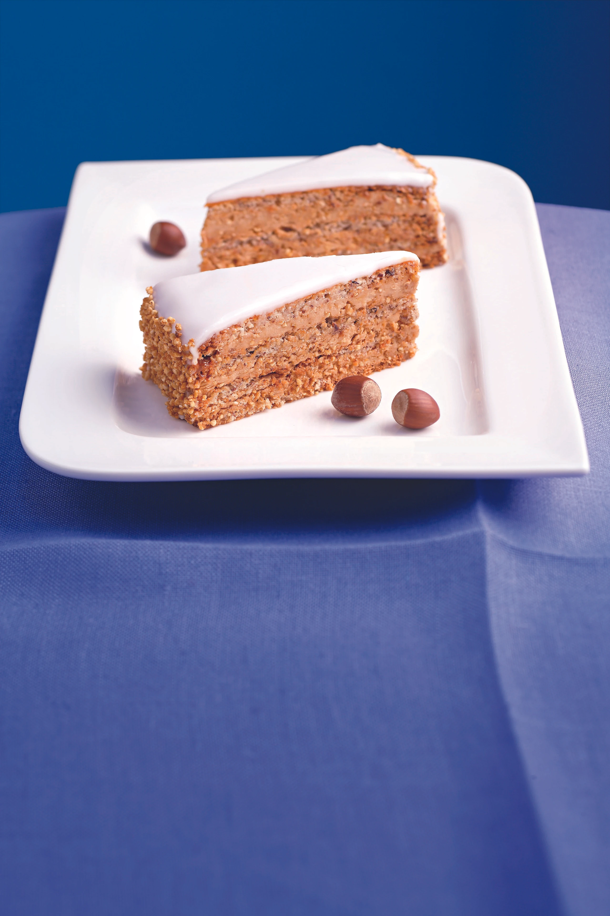 Nougat-Schichttorte mit Zuckerglasur