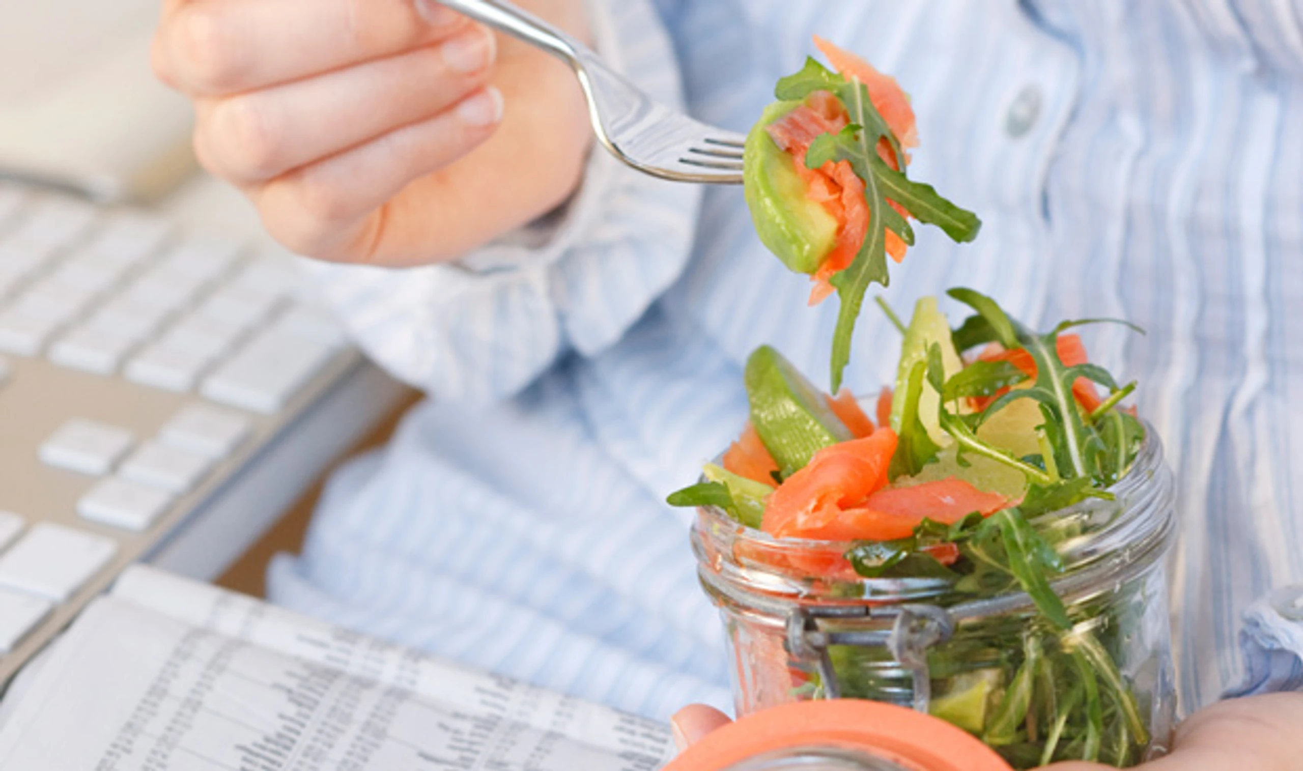 Avocado-Lachssalat mit Rucola