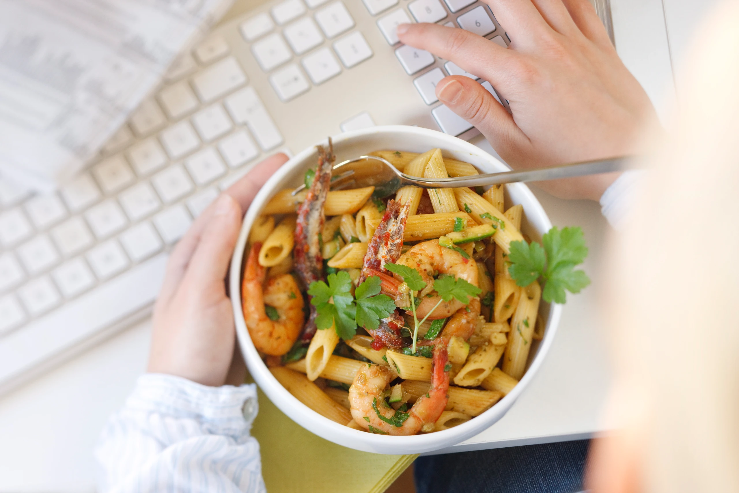 Penne mit Petersil-Zucchinipesto und Garnelen