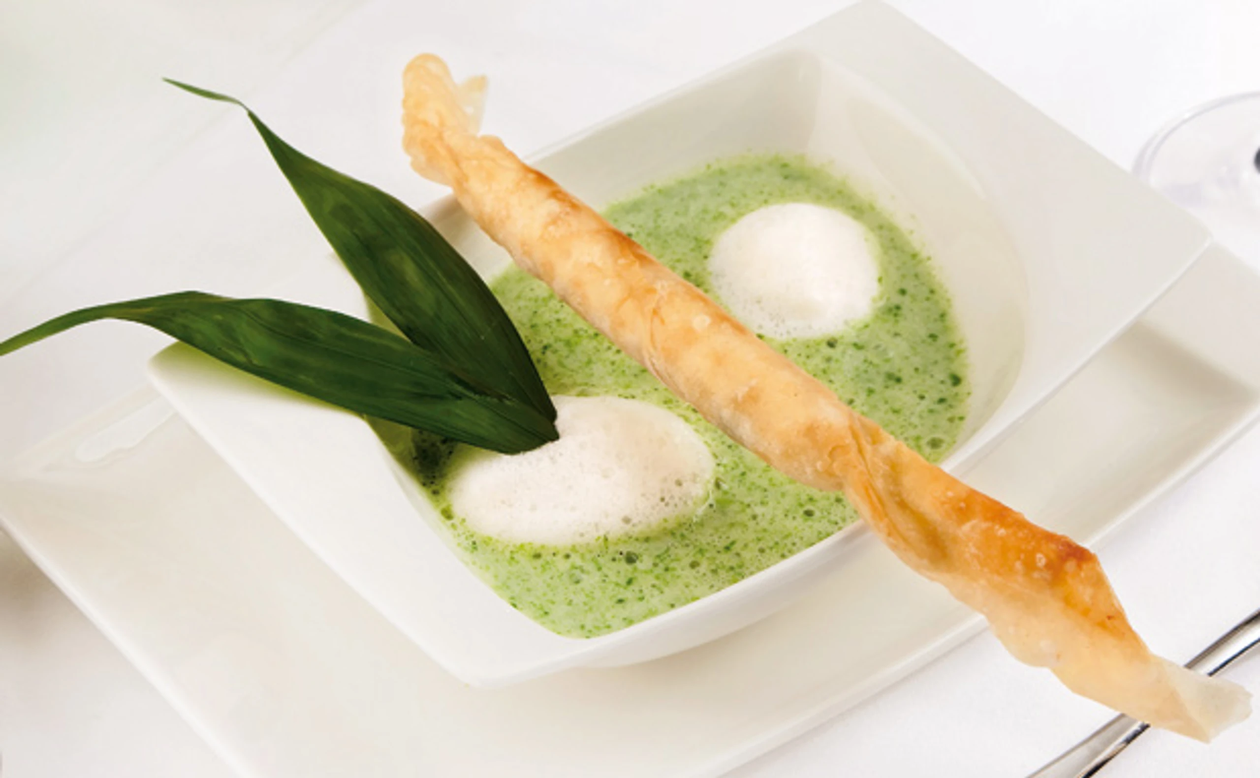 Bärlauchsuppe mit Strudelröllchen