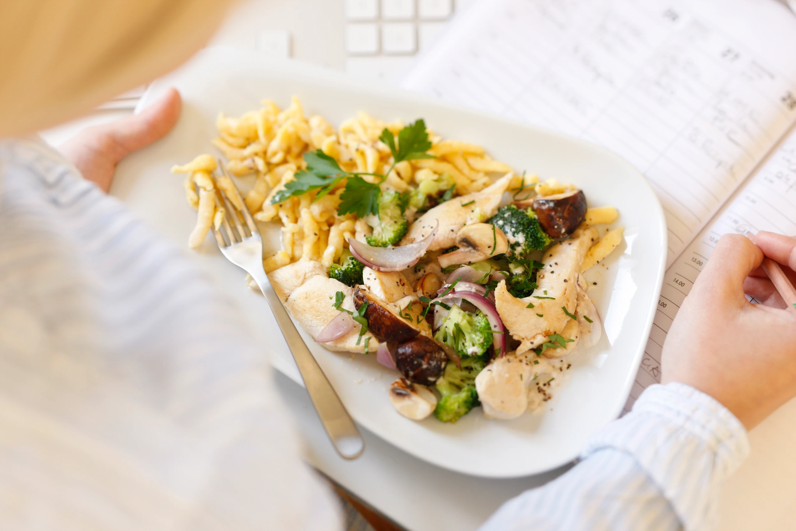 Hühnerstreifen mit Pilzen, Brokkoli und Spätzle