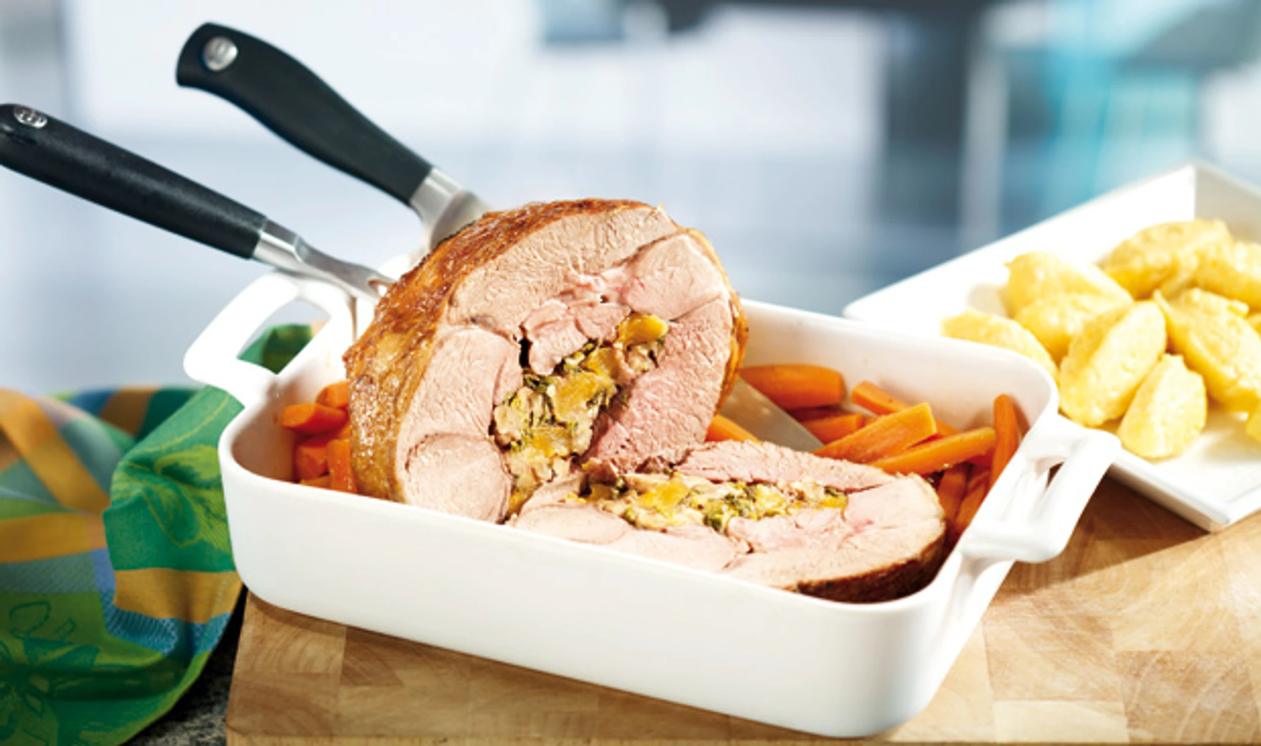 Ausgelöster Lammschlegl mit Kohlfülle und Polenta-Nockerln