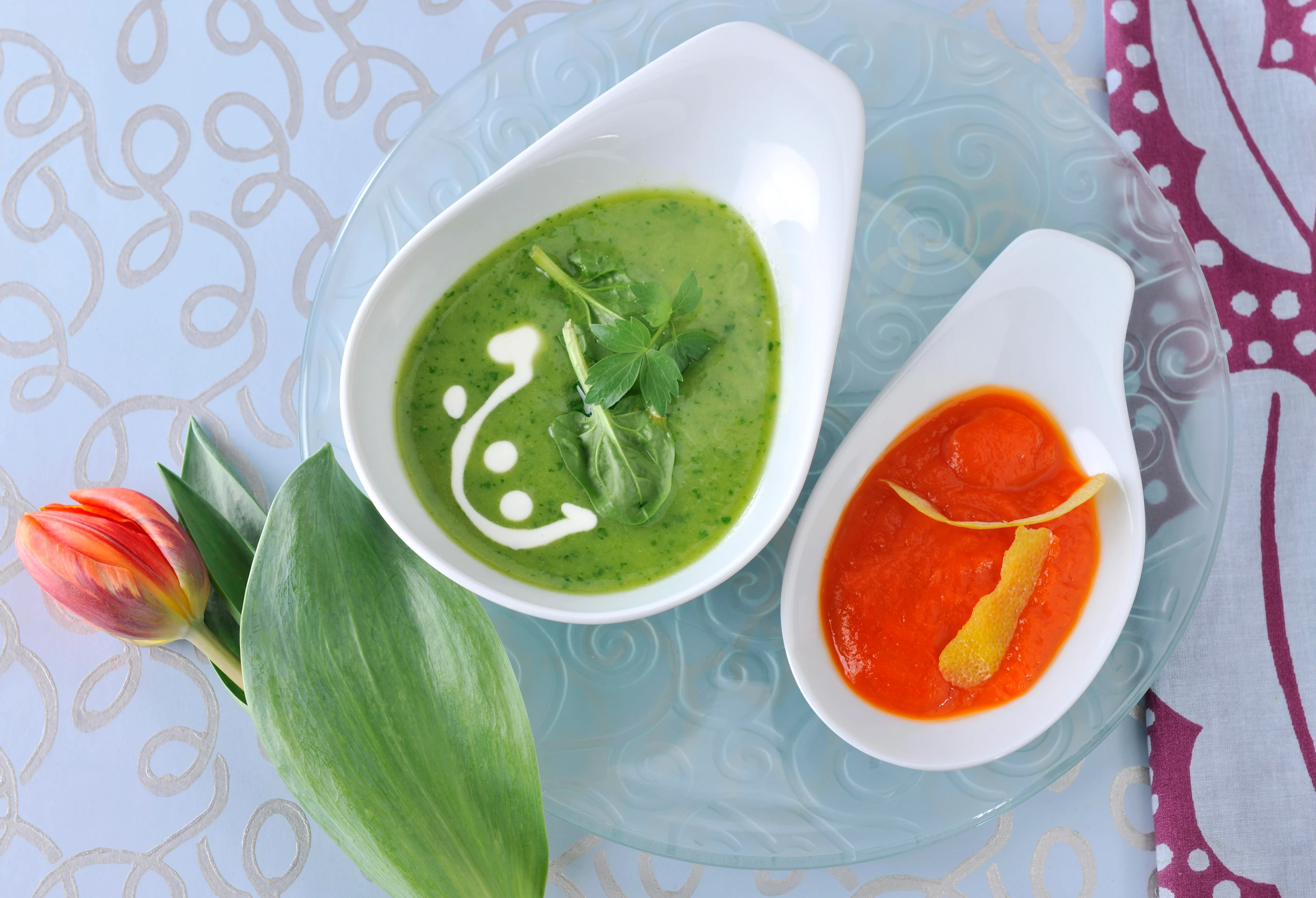 Kräuter-Spinat-Suppe mit rotem Dip