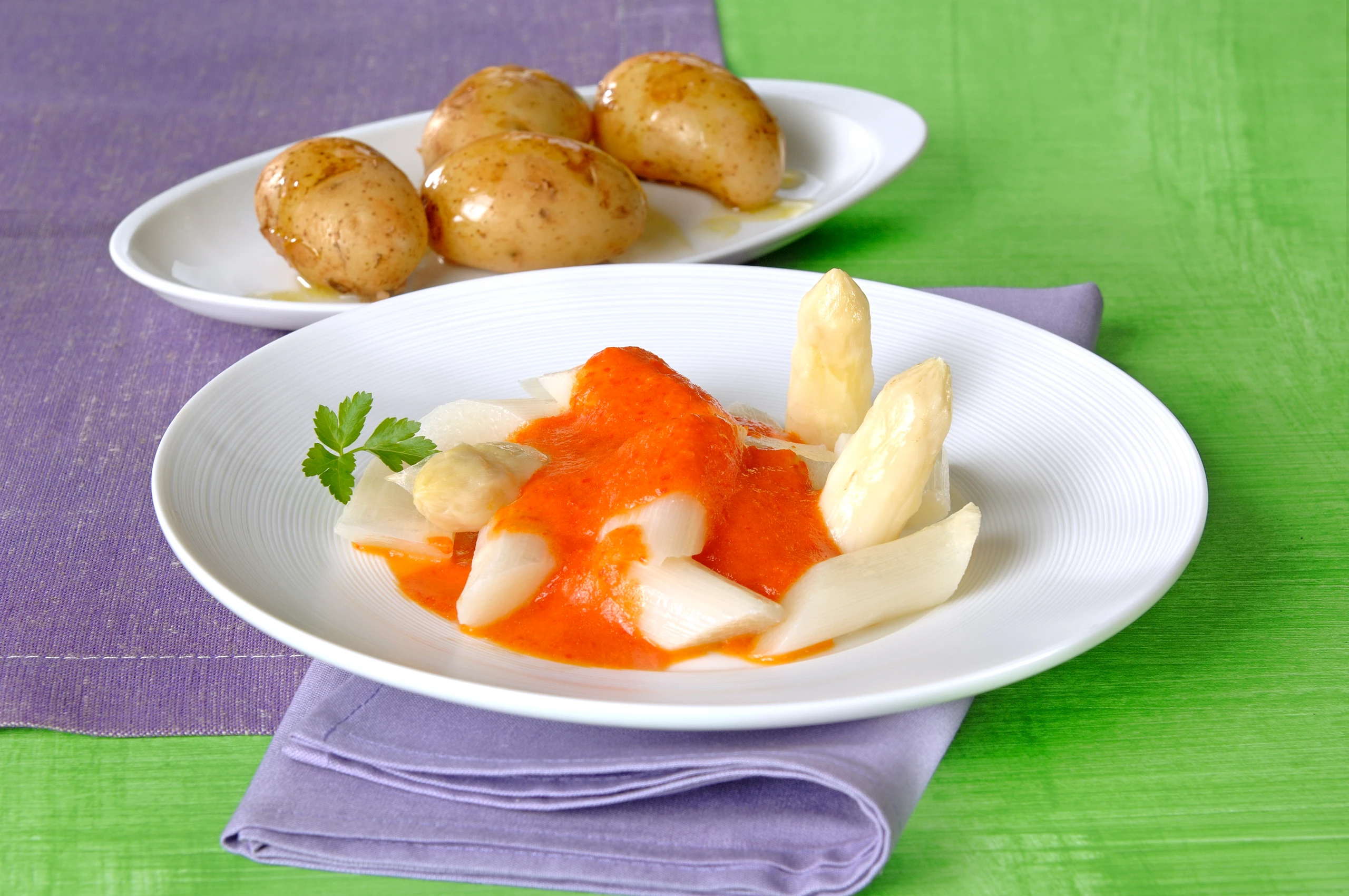 Spargel mit Paprikasauce und heurigen Erdäpfeln
