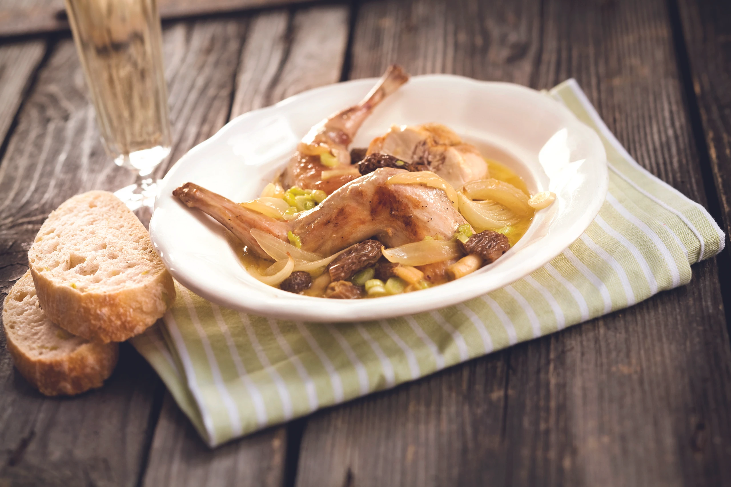 Kaninchen mit Morcheln im Verjus