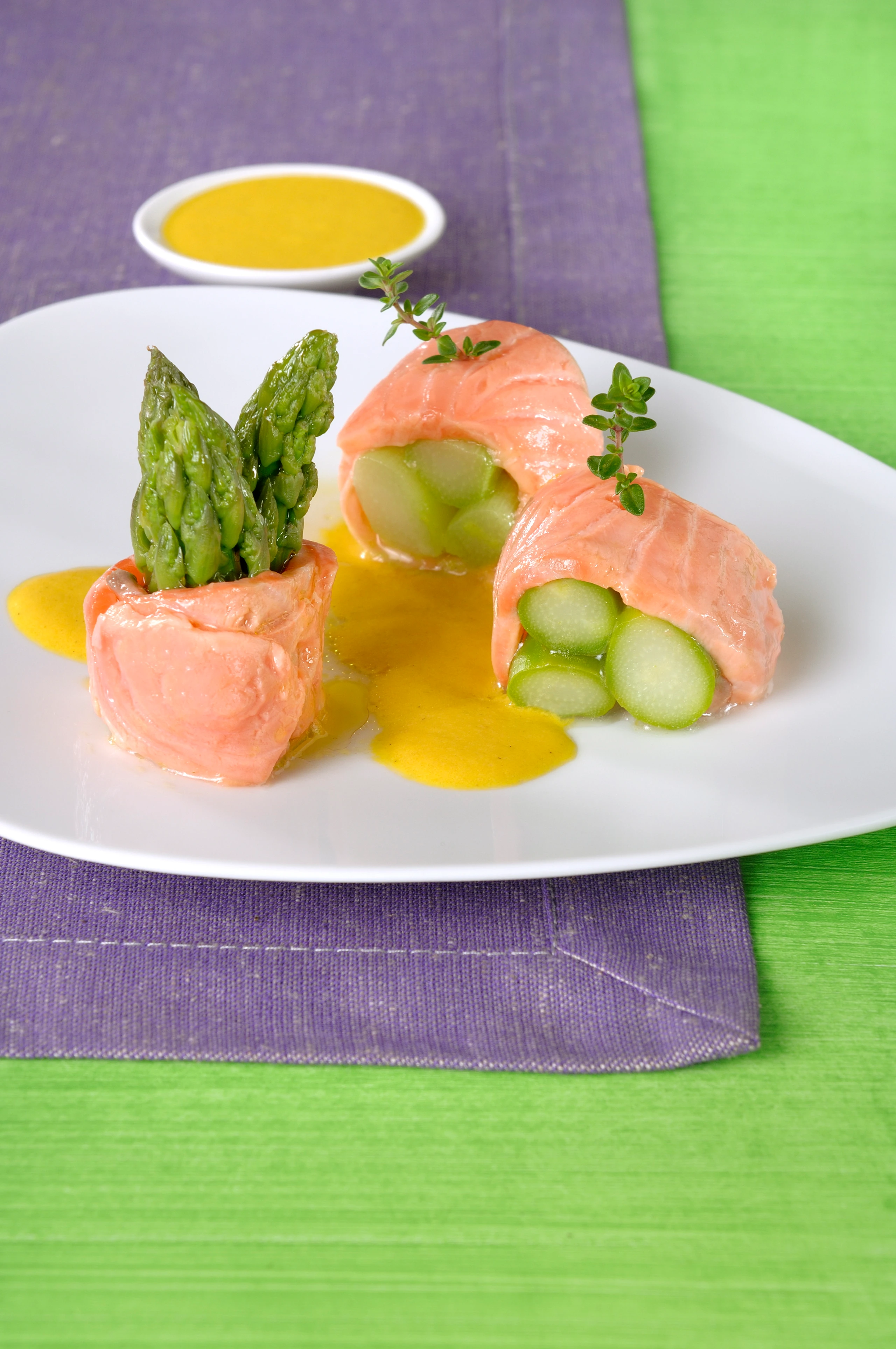 Spargelrollmops mit Paprika-Dip