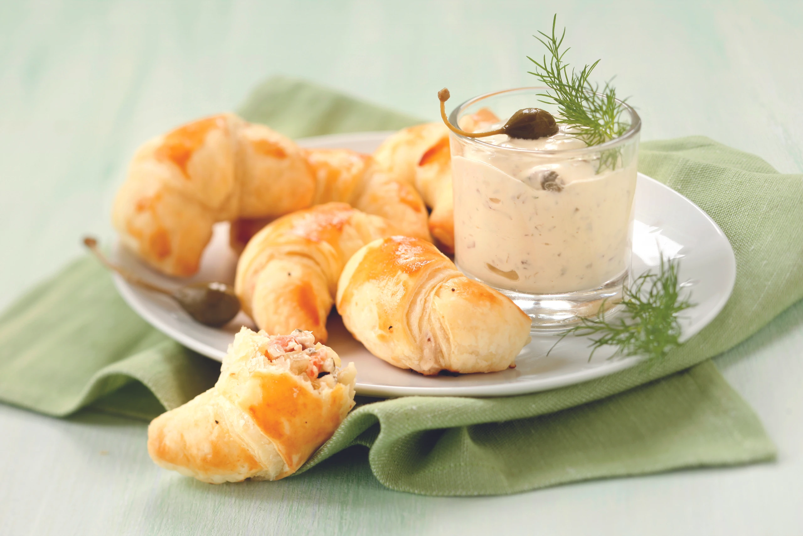 Lachs-Gervais-Kipferl mit Dillsauce