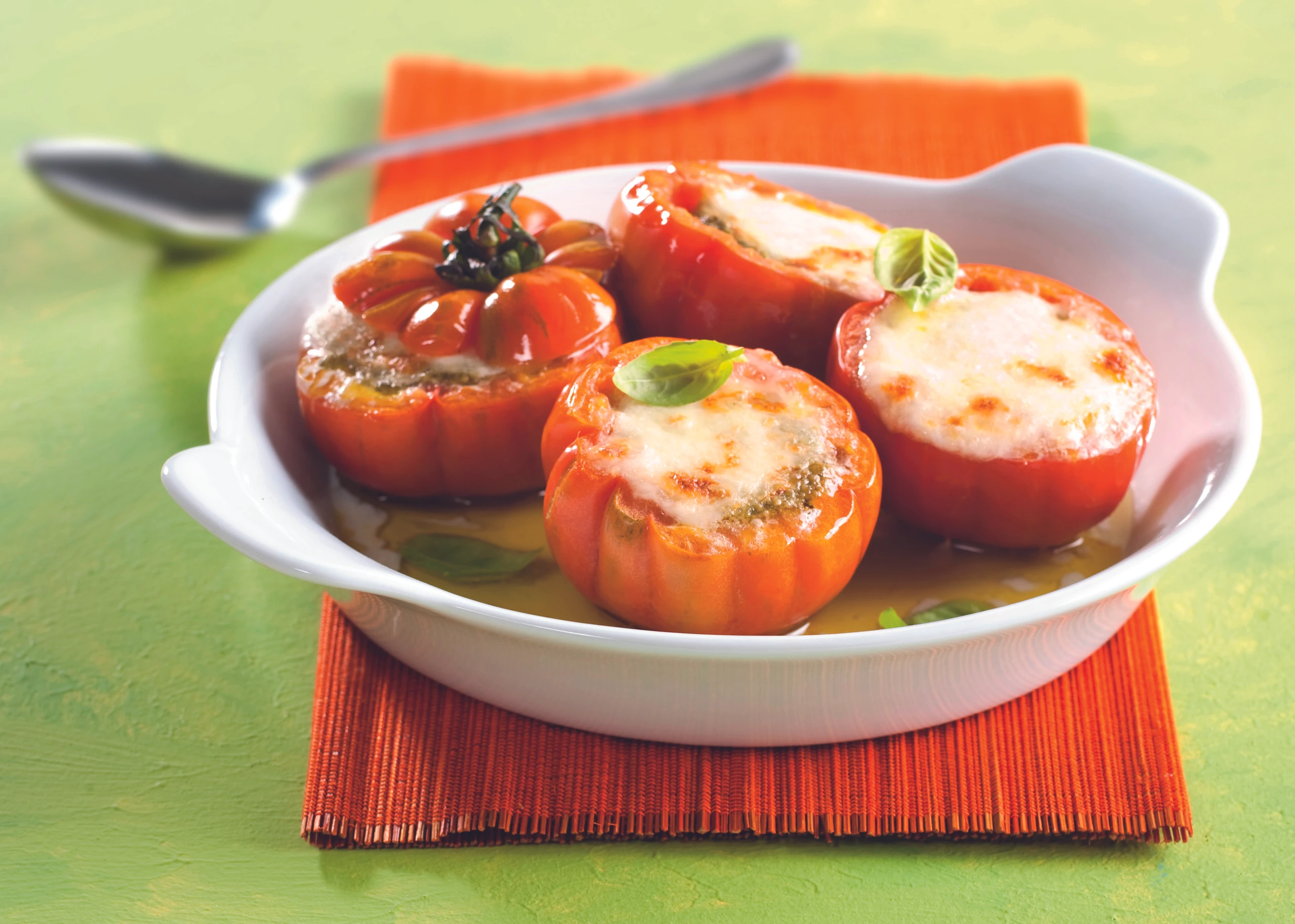 Paradeiser mit Pestofülle und Mozzarella