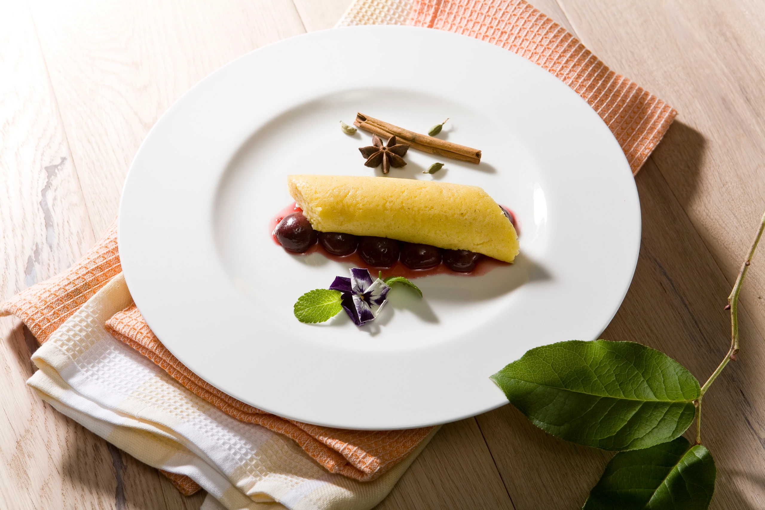 Grießröllchen auf Gewürz-Kirschen