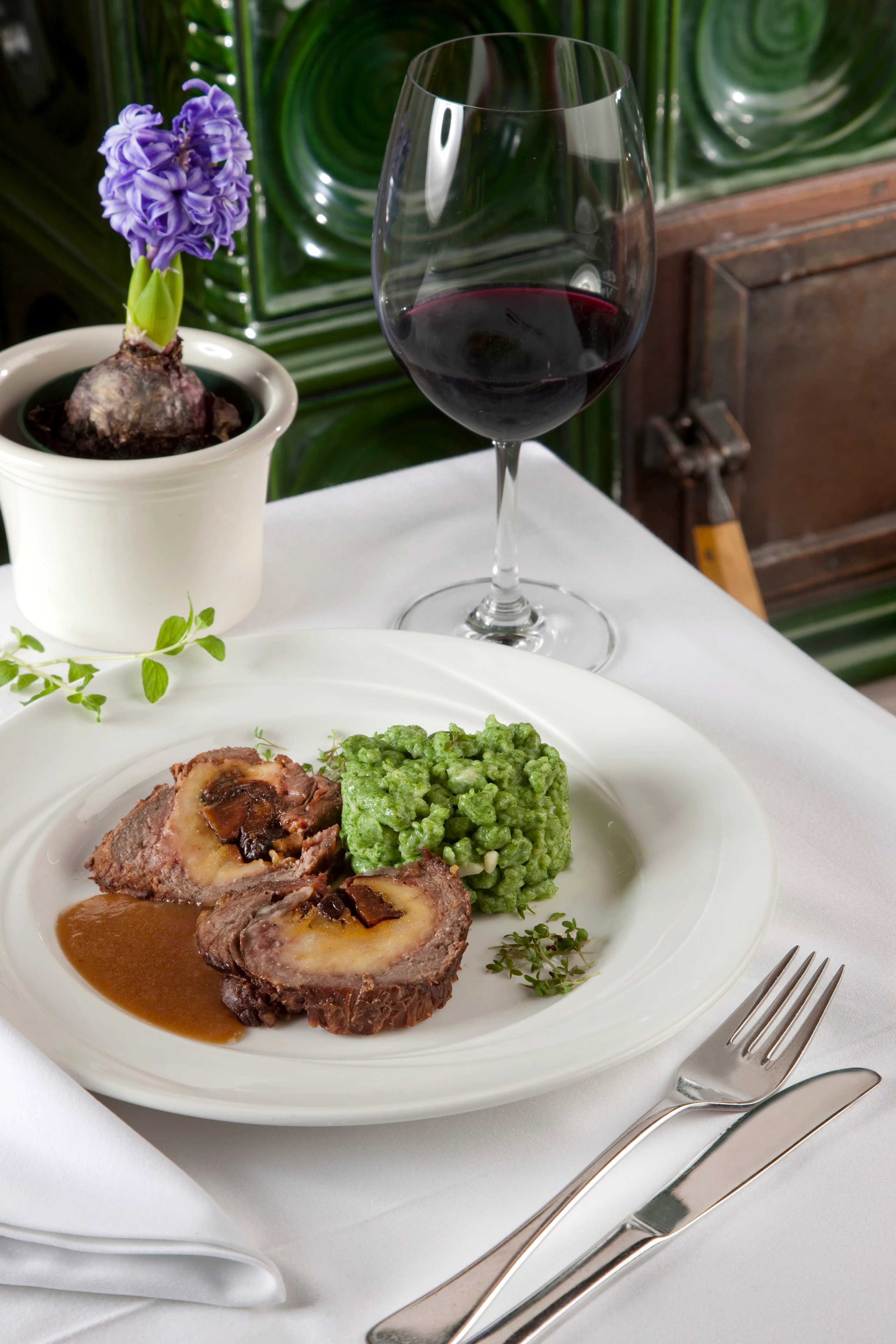 Mostbratl mit Zwetschken-Kletzenfülle und Brennessel-Spatzen