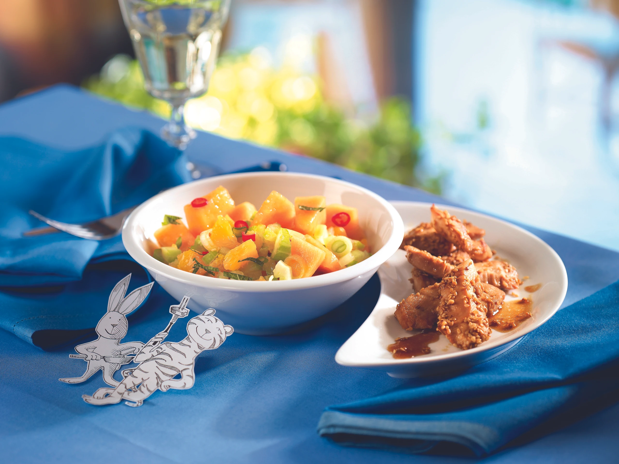 Melonensalat mit Orangen-Sellerie-Salsa, Räuchertofu und Huhn