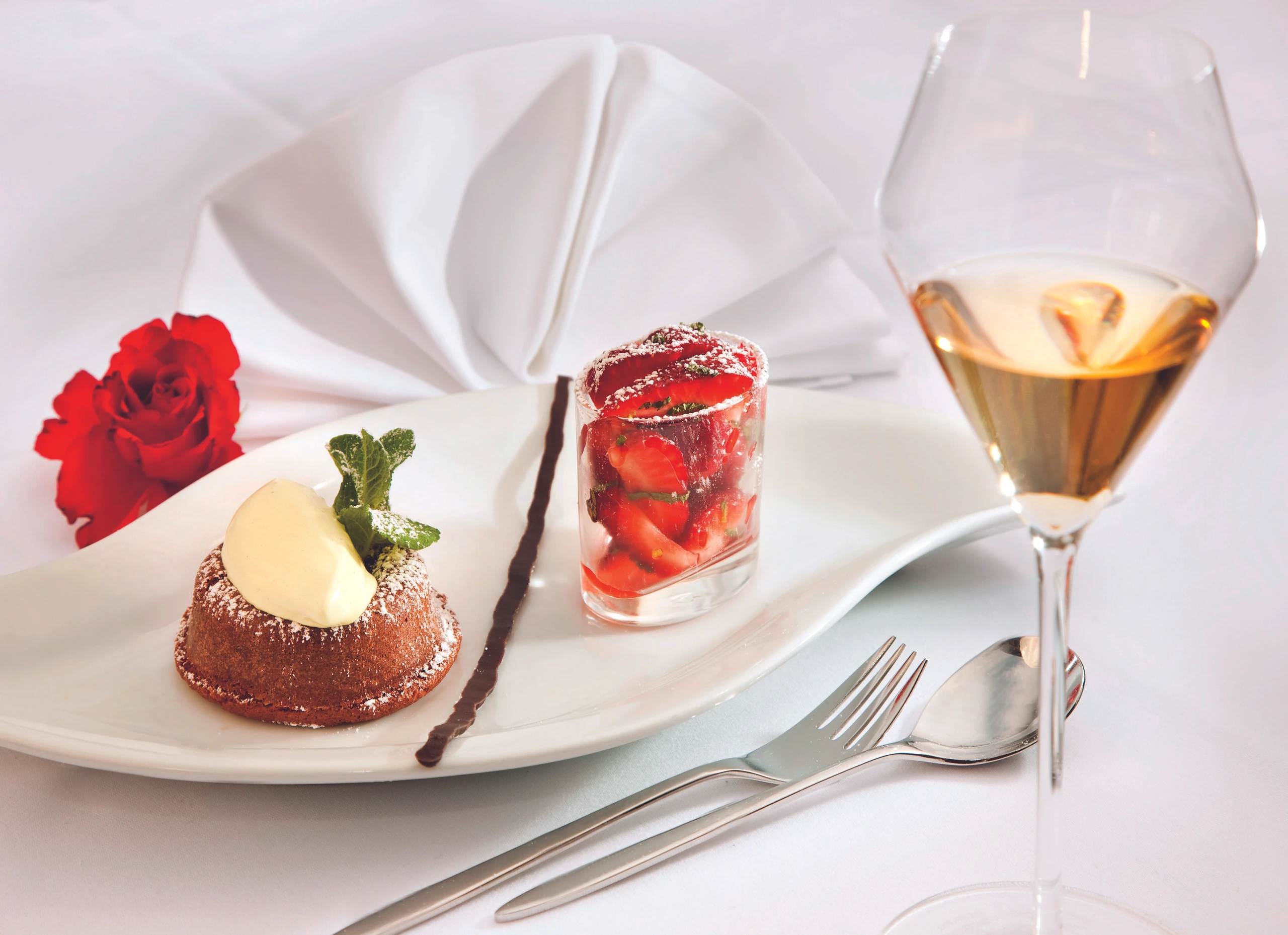 Schokolade-Savarin mit Erdbeeren und Pistazieneis