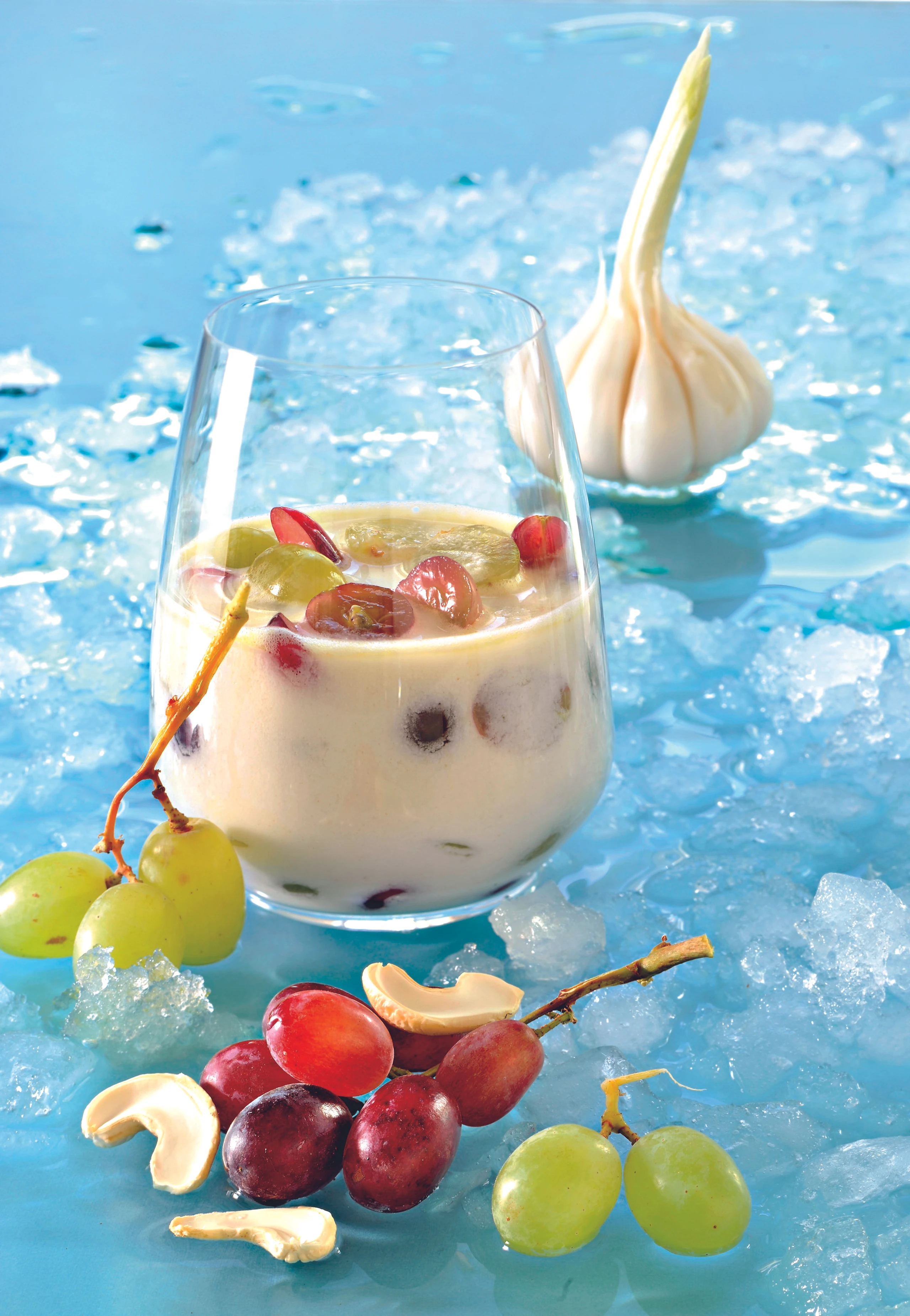 Cashew-Knoblauch-Suppe mit Trauben