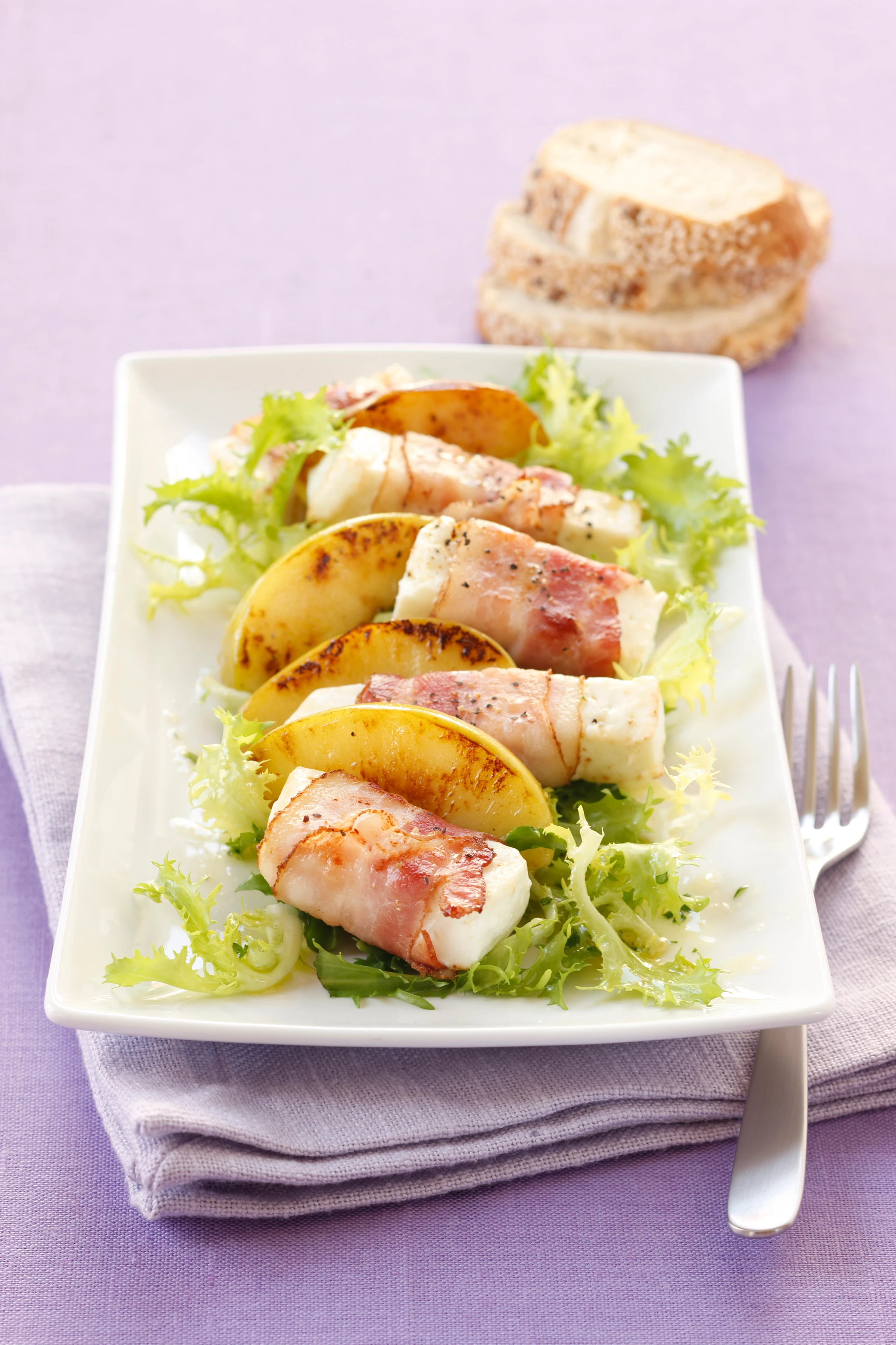 Schafkäse im Speckmantel mit Friséesalat