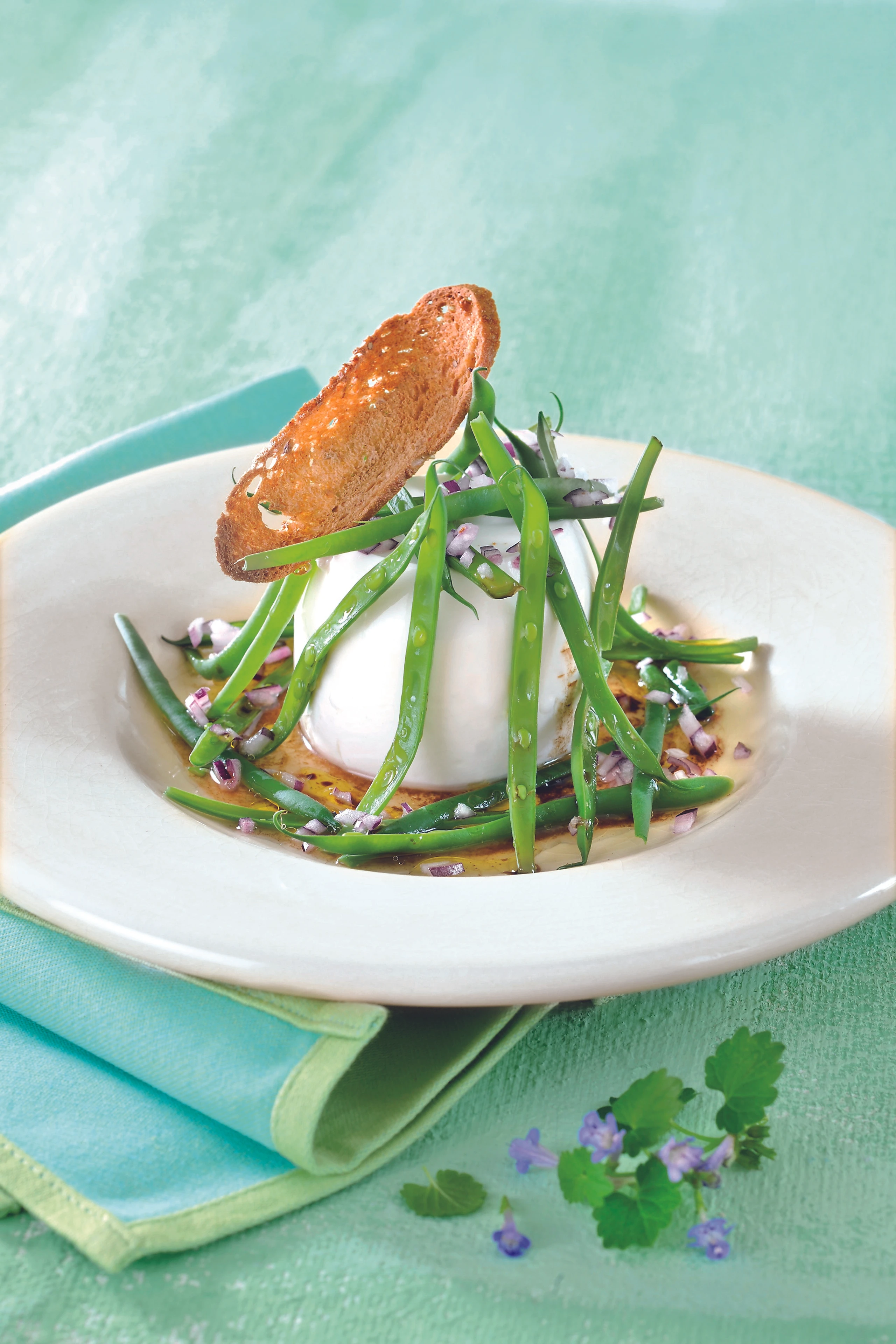 Marinierte Fisolen mit Schafkäse und Schwarzbrotchips